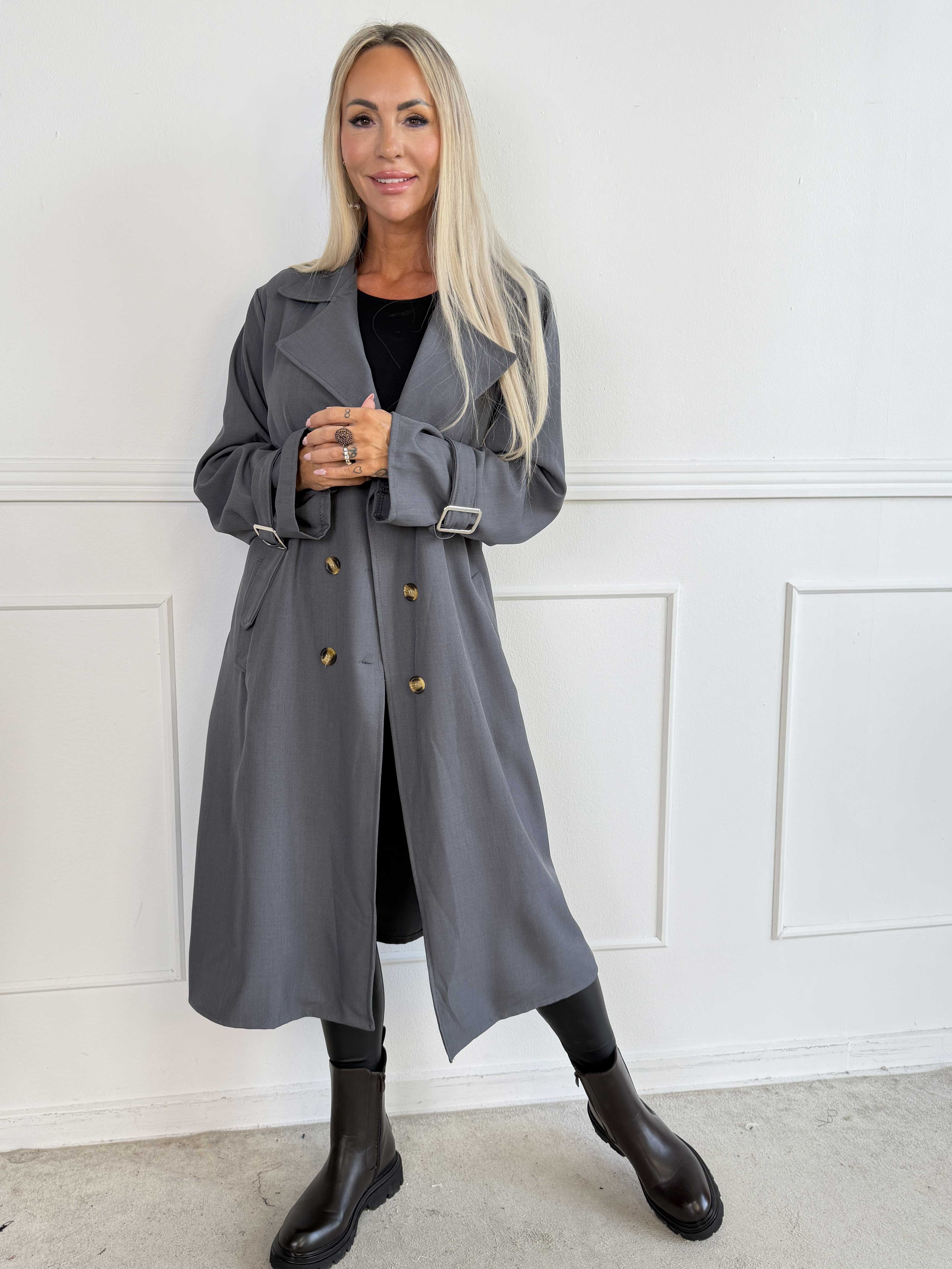 Sharpay 2.0 – Lätt plus size trenchcoat med knytskärp
