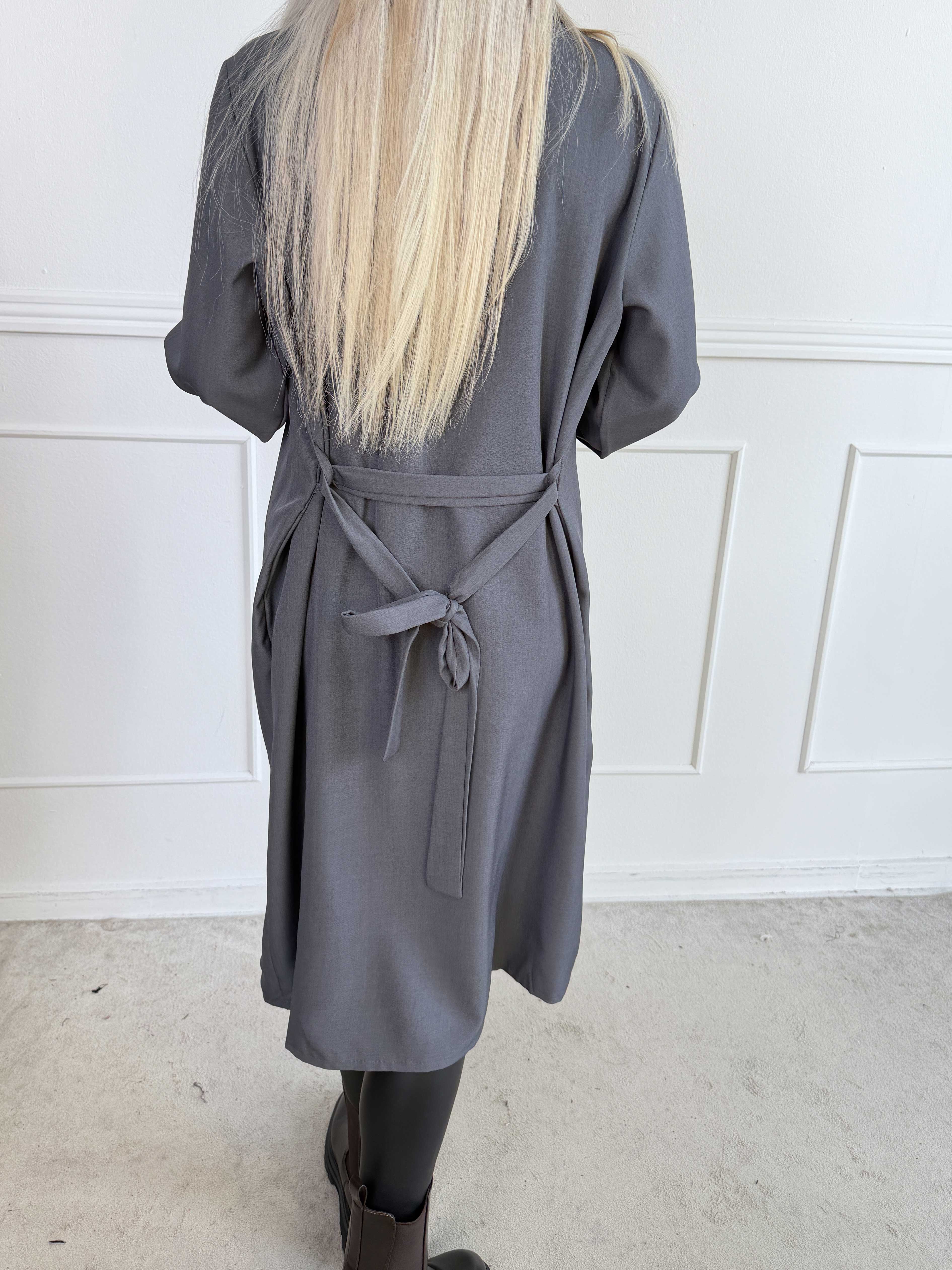 Sharpay 2.0 – Lätt plus size trenchcoat med knytskärp