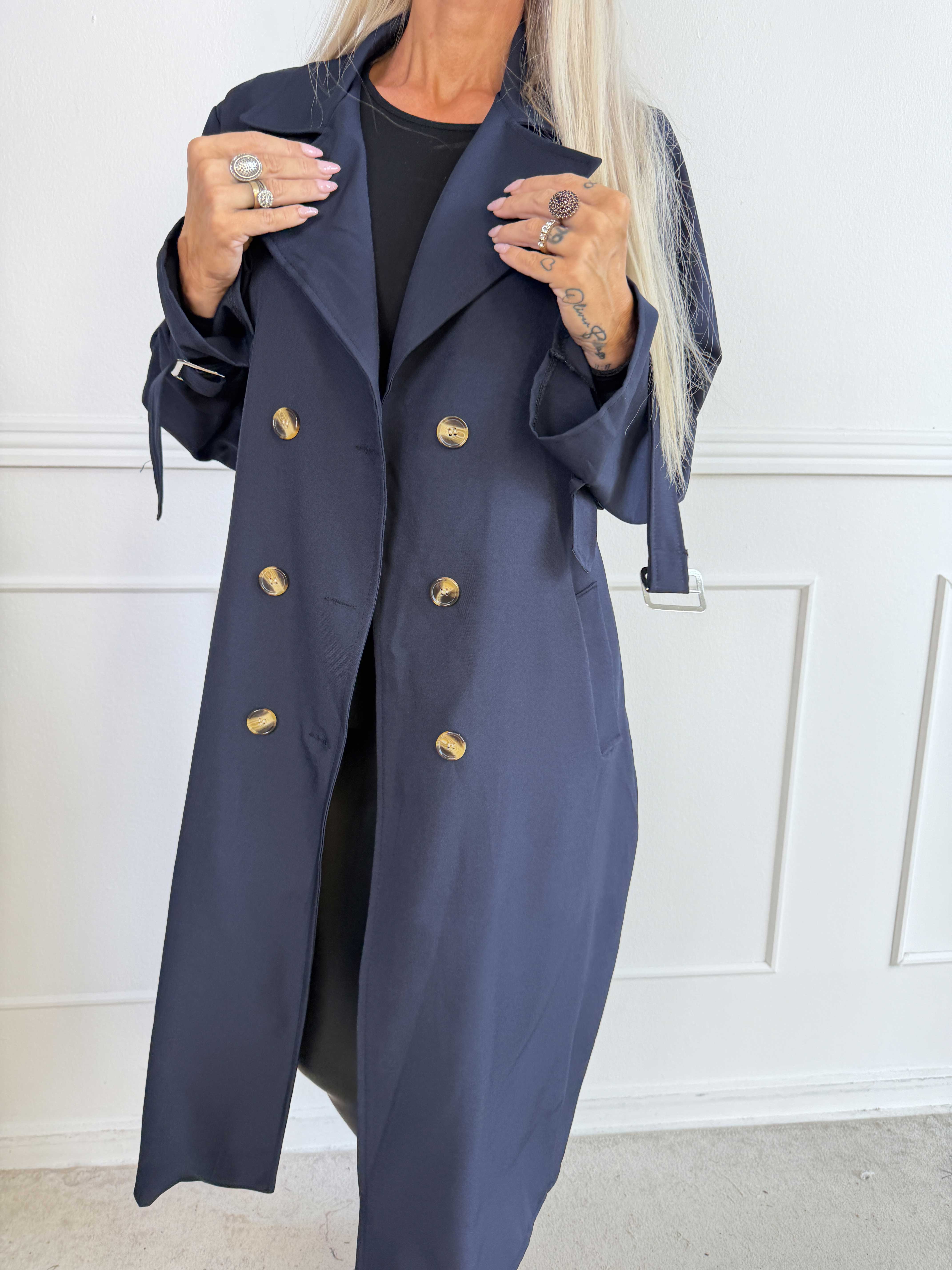 Sharpay 2.0 – Lätt trenchcoat med knytskärp