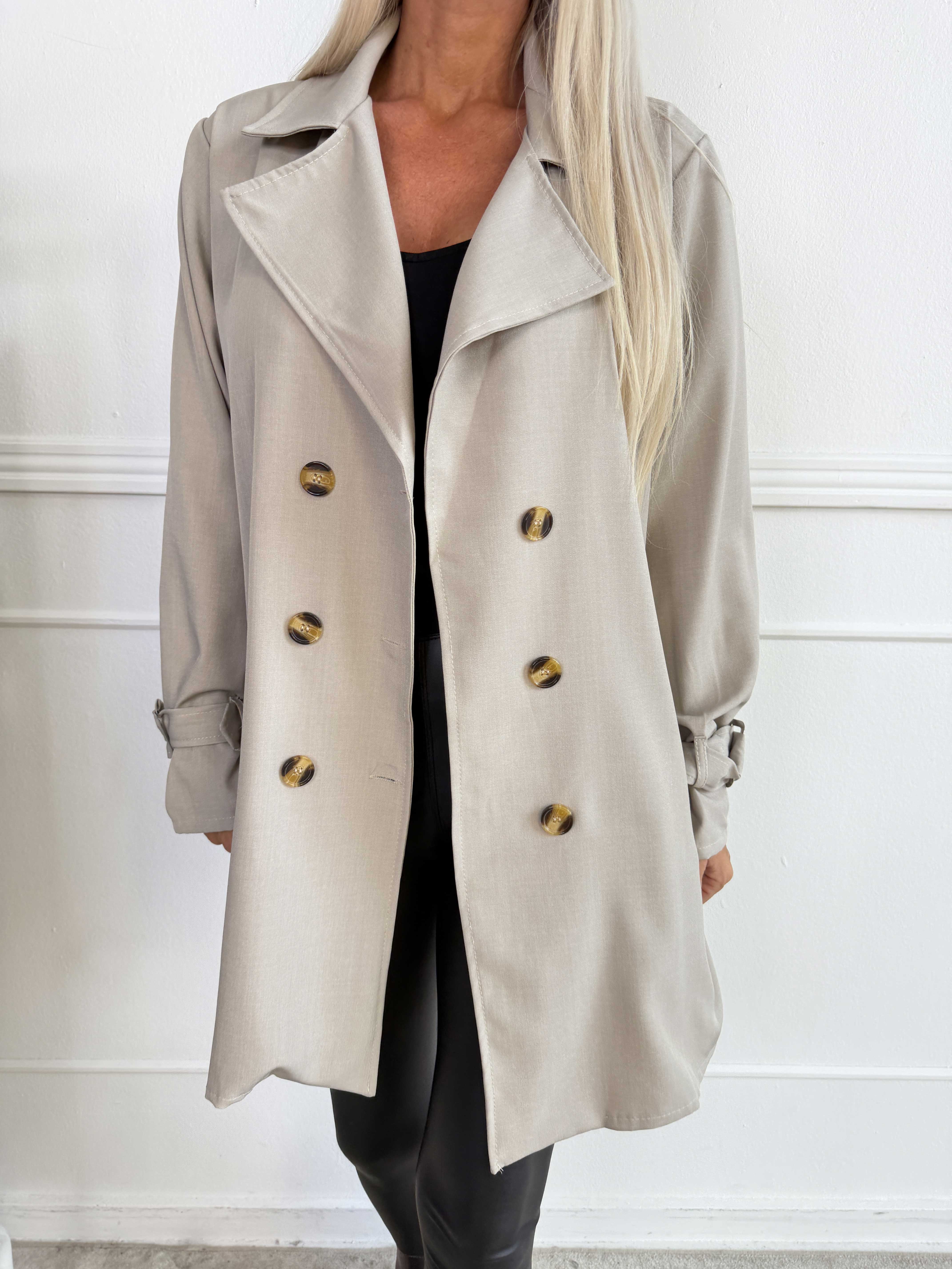 Sharpay Short 2.0 – Kort, lätt trenchcoat med knytskärp