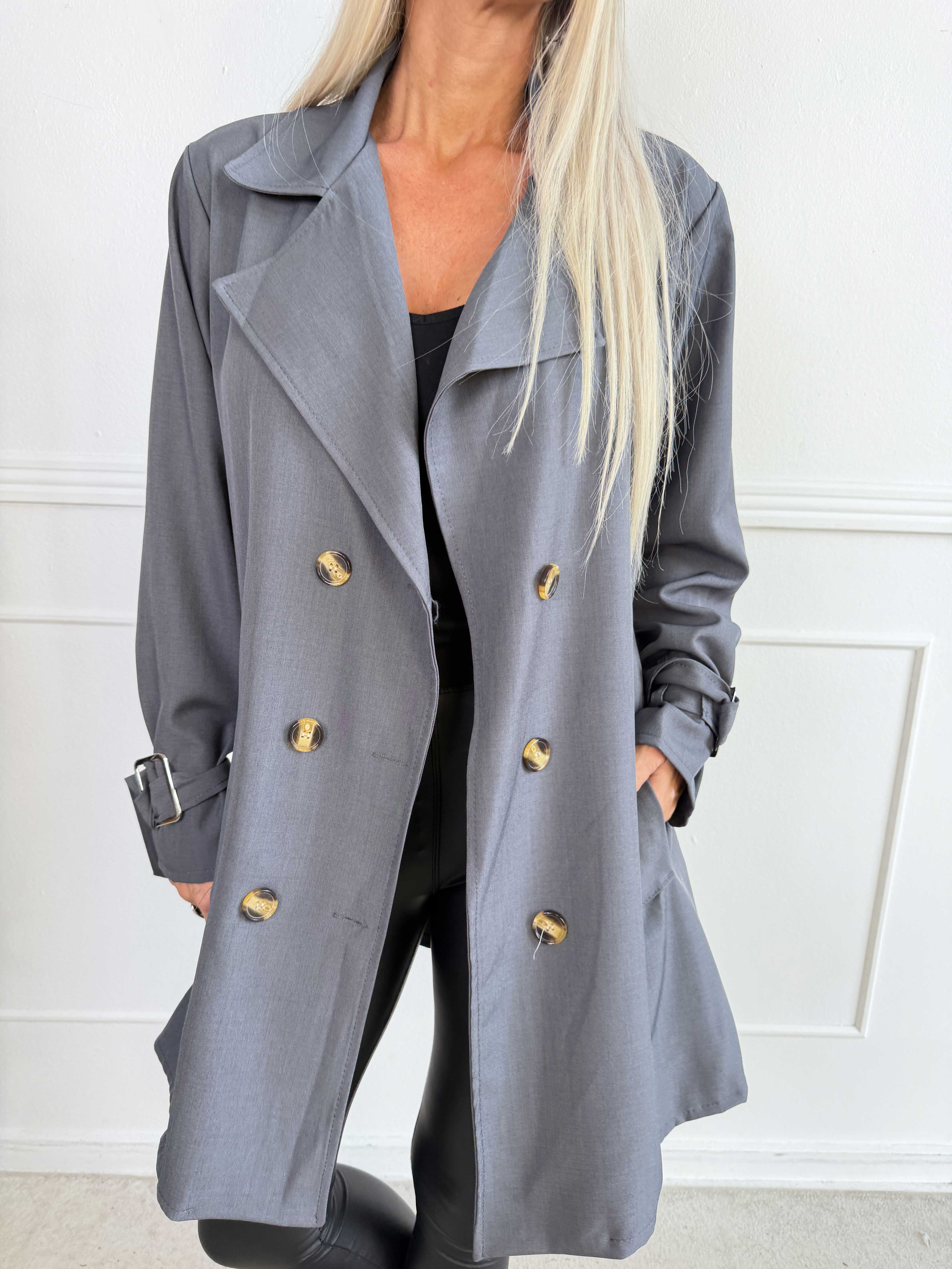 Sharpay Short 2.0 – Kort lätt plus size trenchcoat med knytskärp