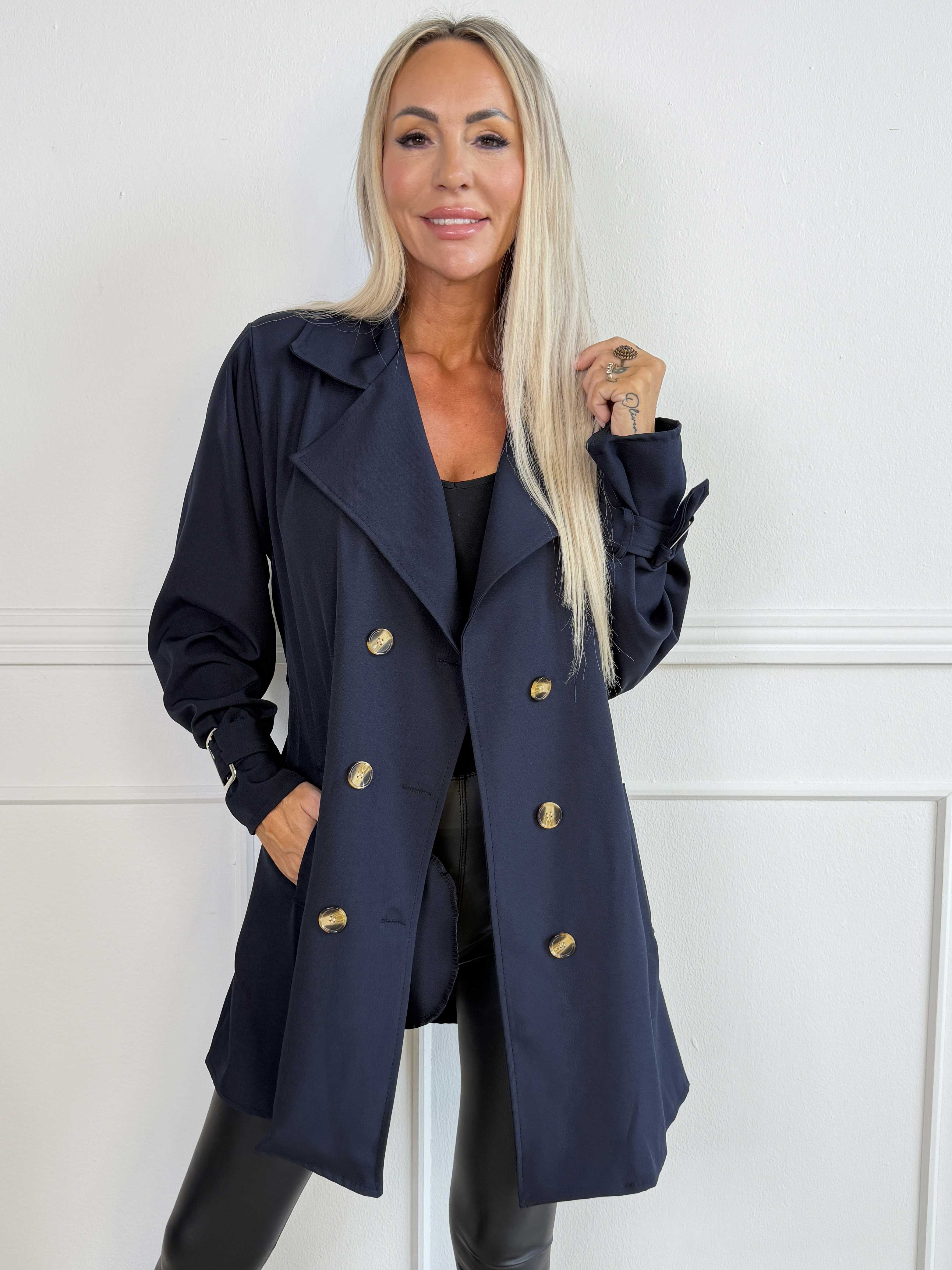 Sharpay Short 2.0 – Kort, lätt trenchcoat med knytskärp