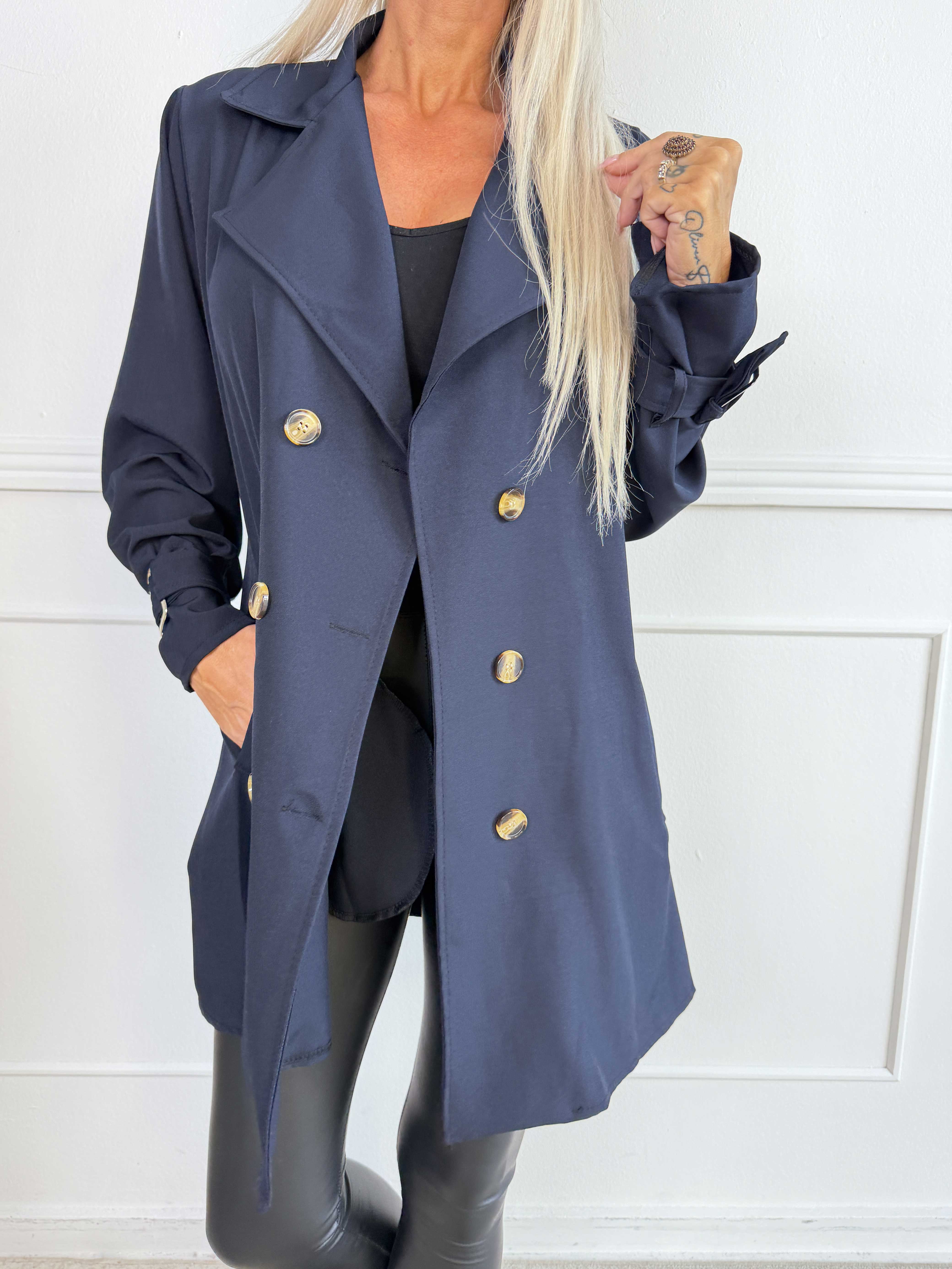 Sharpay Short 2.0 – Kort lätt plus size trenchcoat med knytskärp