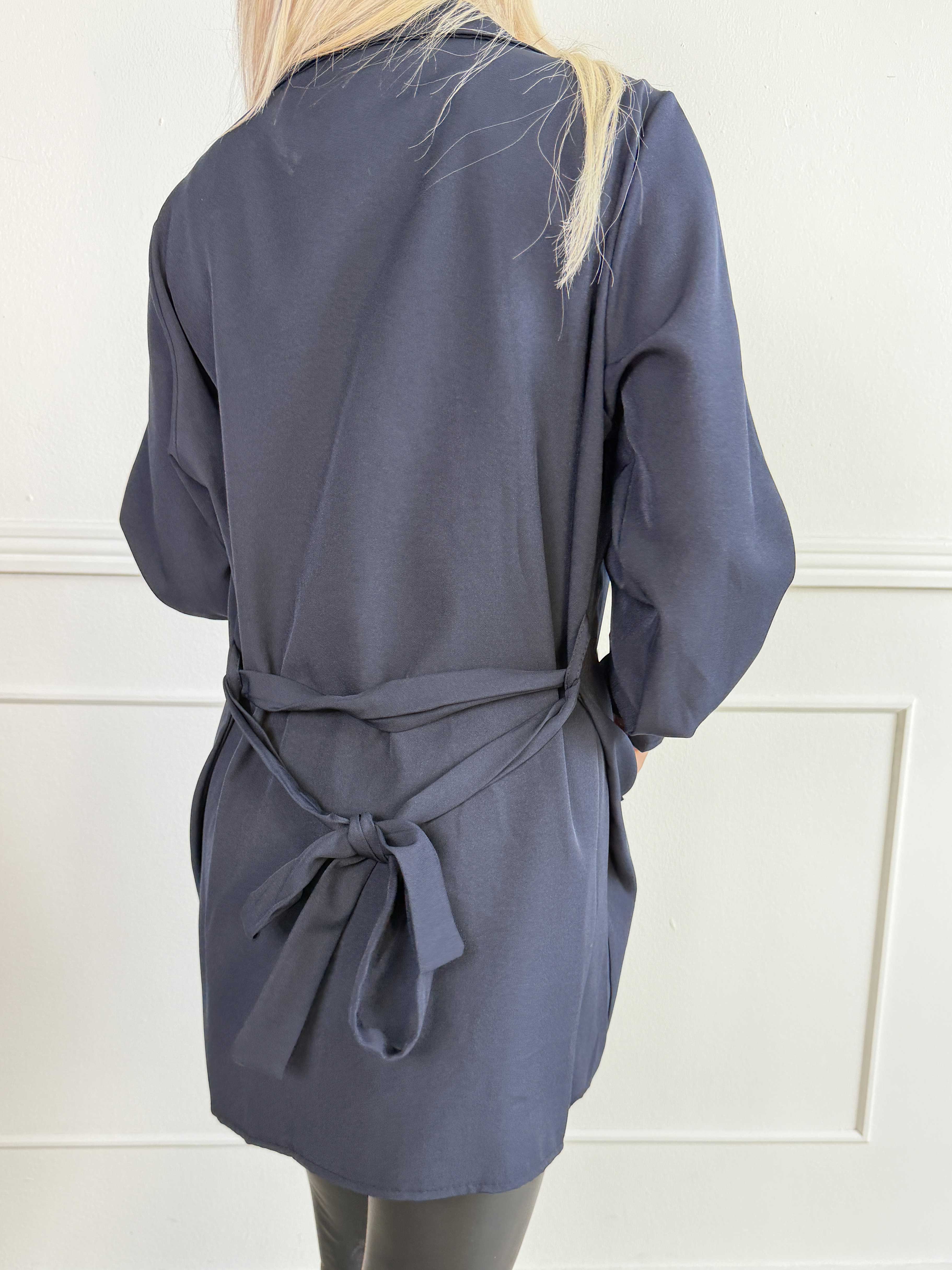 Sharpay Short 2.0 – Kort, lätt trenchcoat med knytskärp