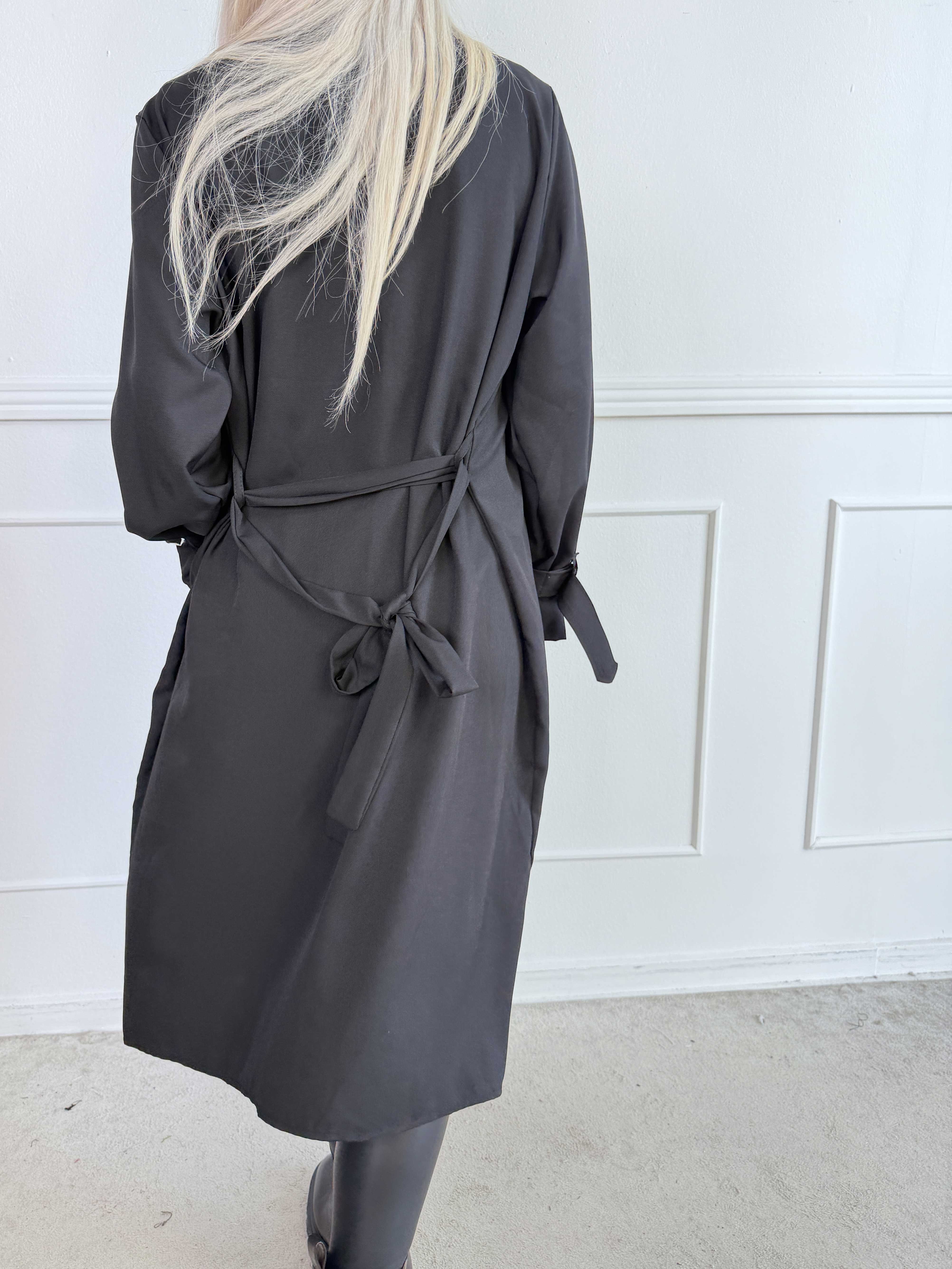 Sharpay 2.0 – Lätt plus size trenchcoat med knytskärp