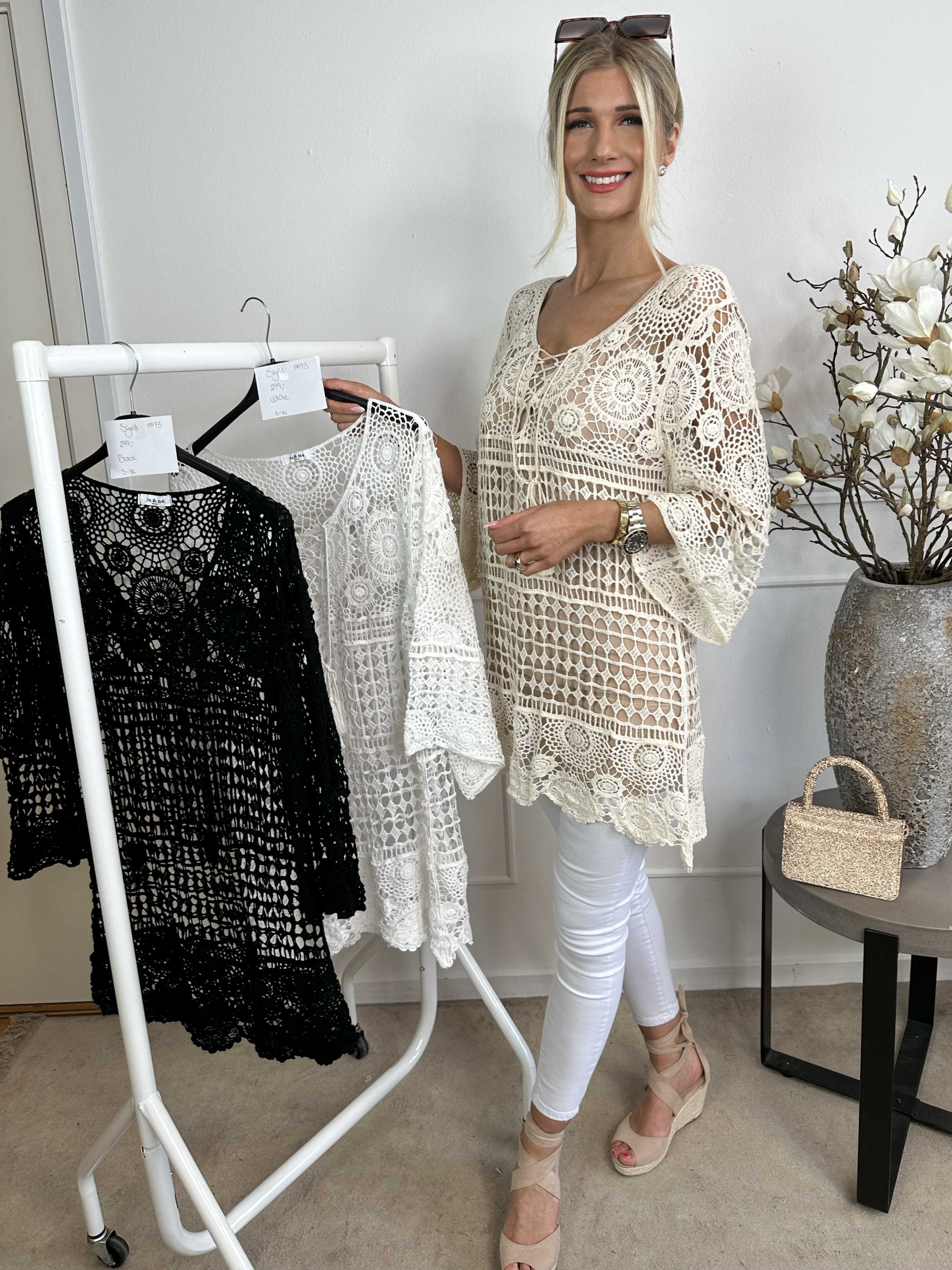 Sigrid - Virkad tunika med spets framtill