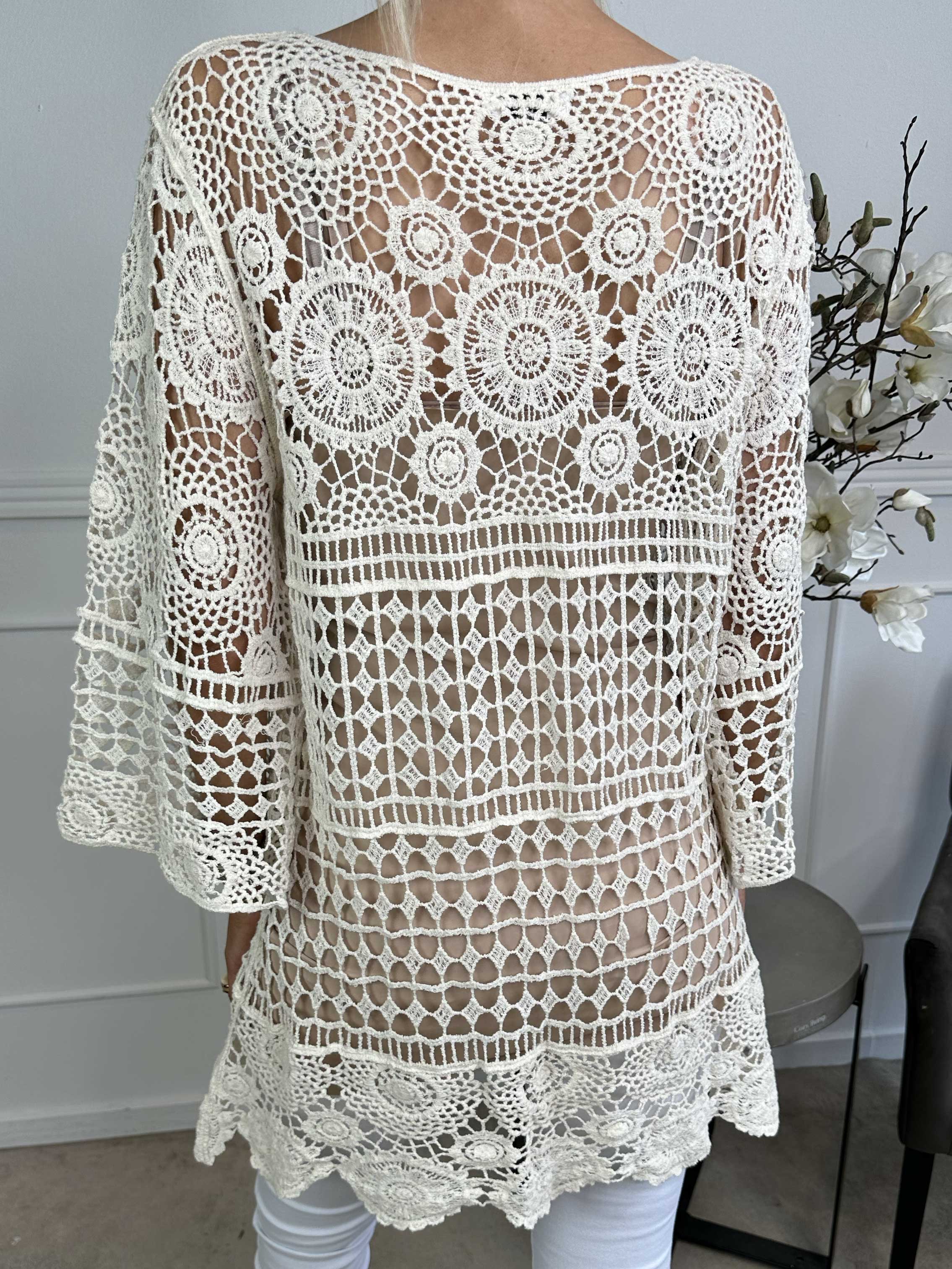 Sigrid - Virkad tunika med spets framtill