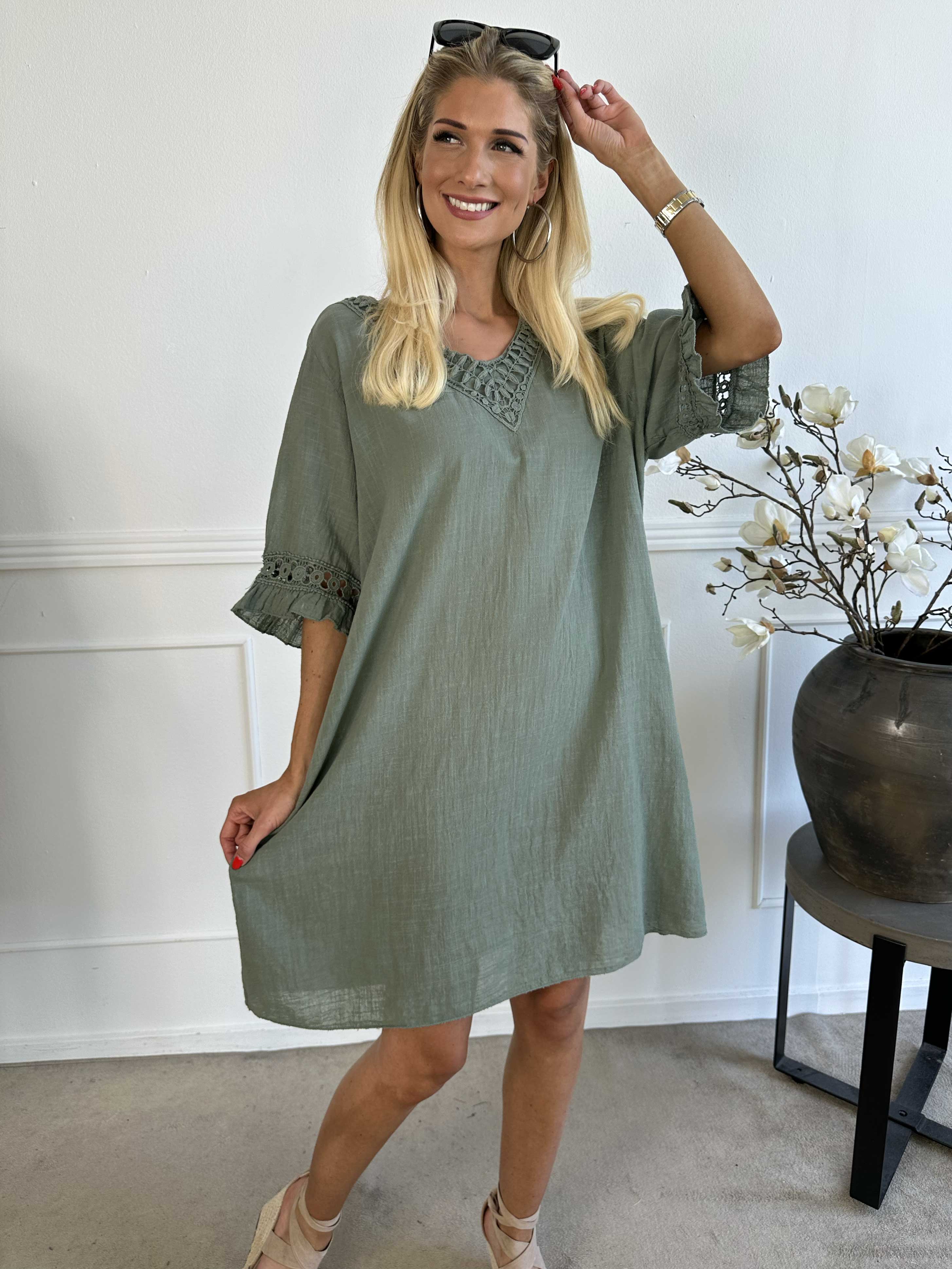 Siri - Bomullsklänning i linne-liknande tyg med broderi