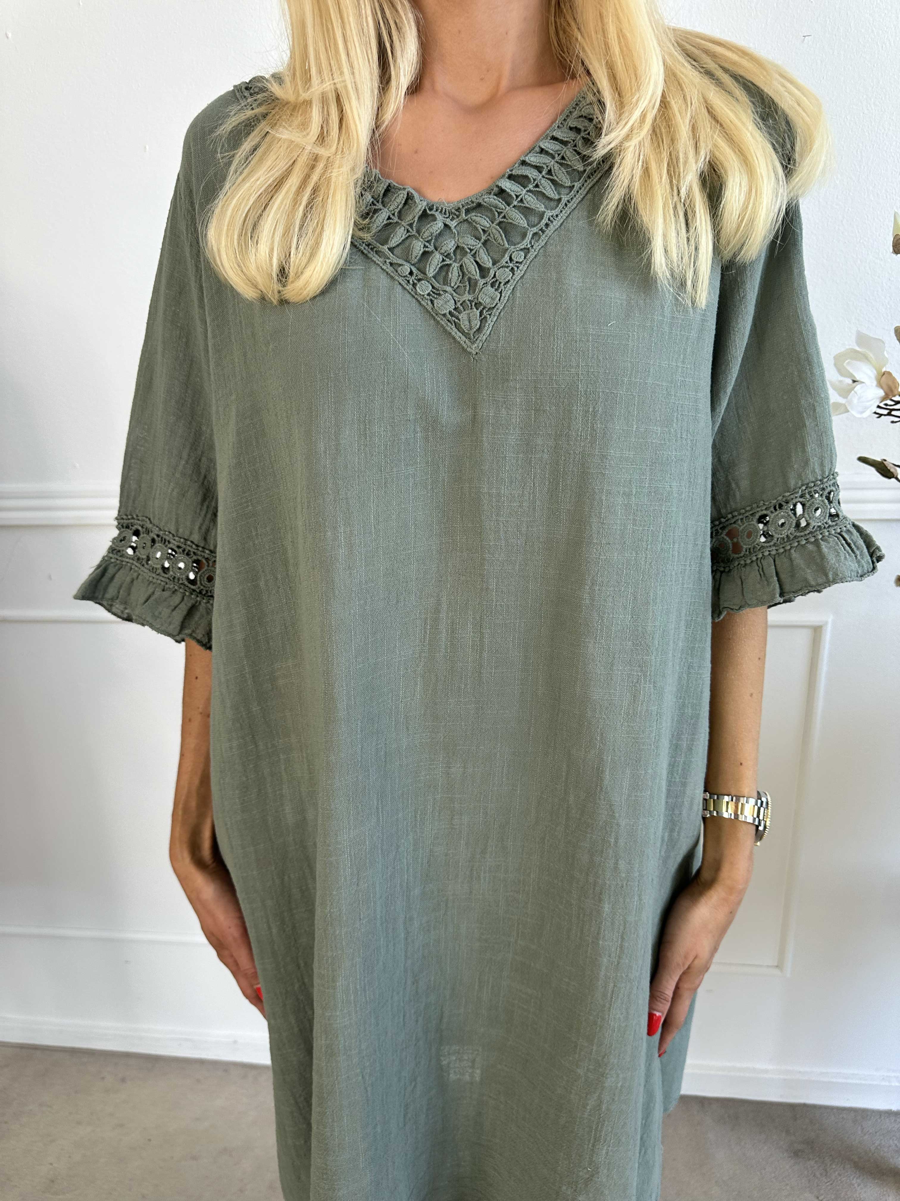 Siri - Bomullsklänning i linne-liknande tyg med broderi