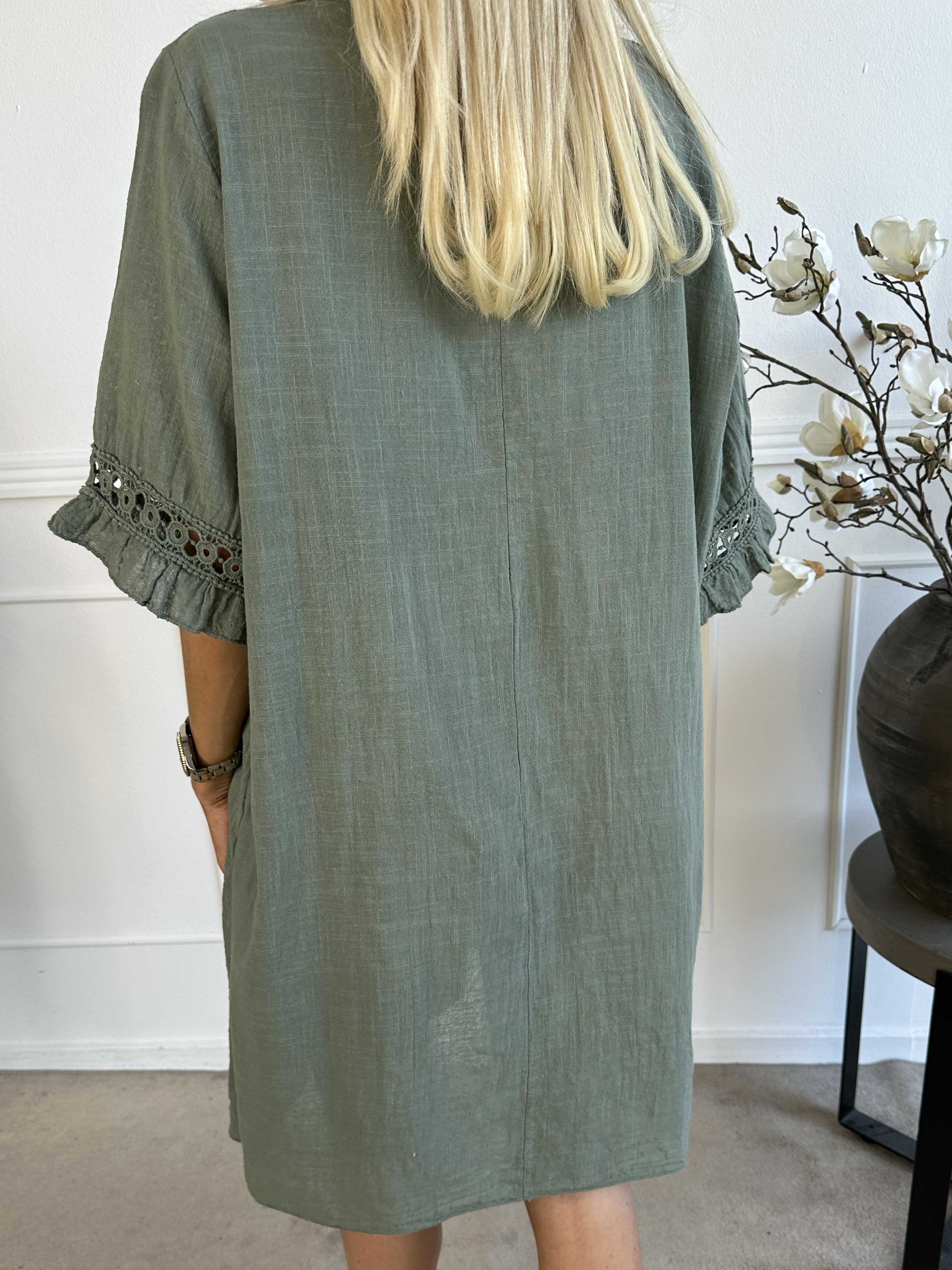 Siri - Bomullsklänning i linne-liknande tyg med broderi