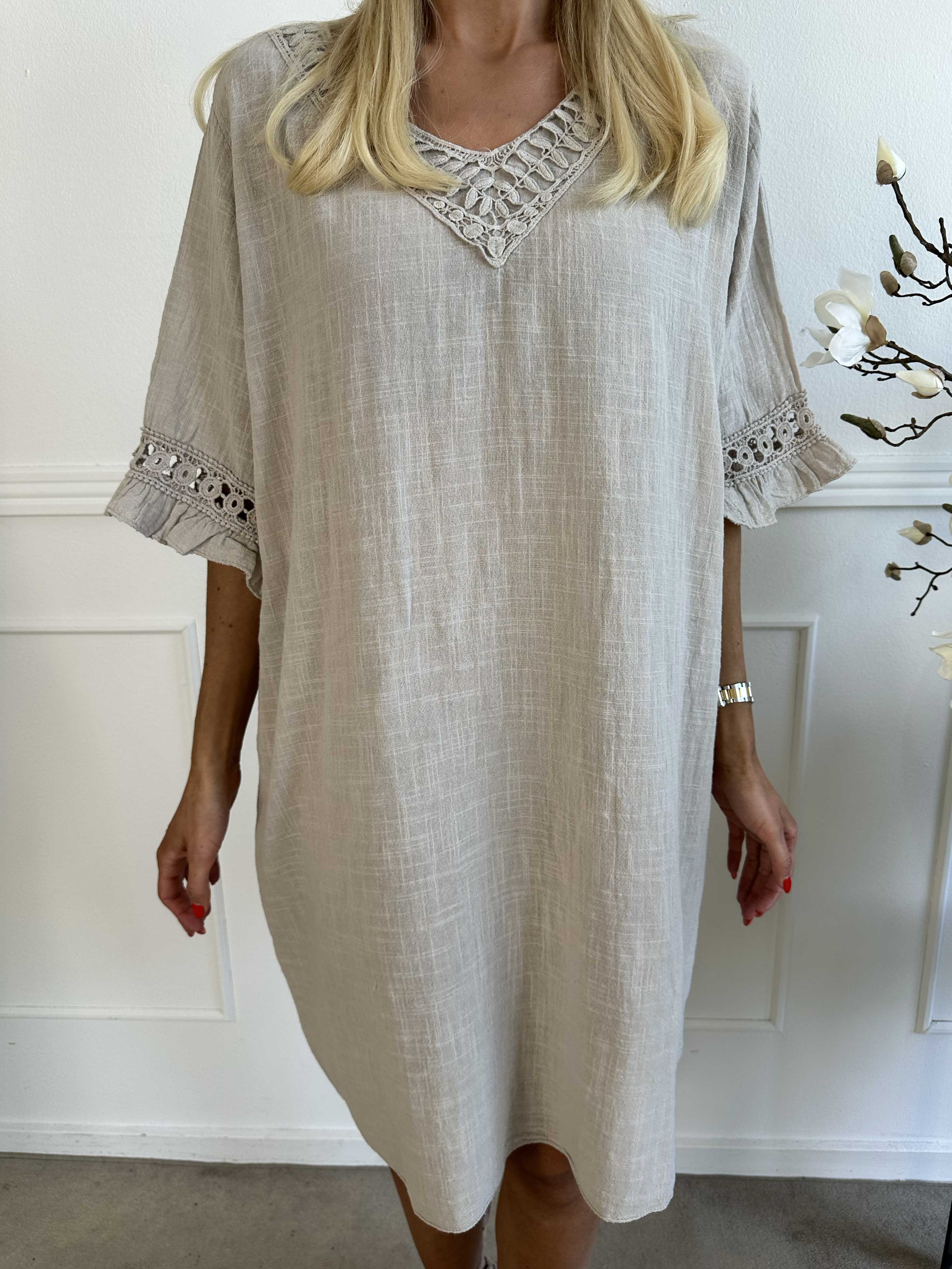 Siri - Bomullsklänning i linne-liknande tyg med broderi