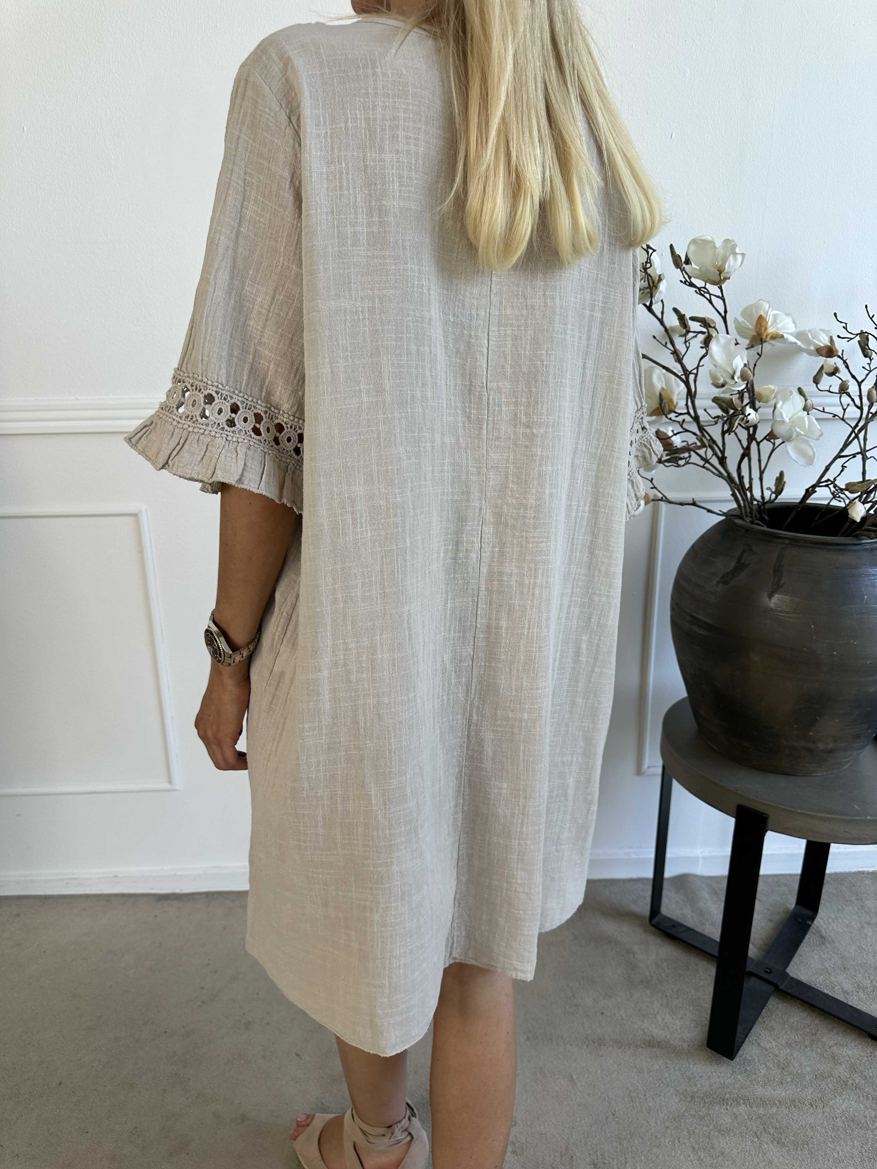 Siri - Bomullsklänning i linne-liknande tyg med broderi