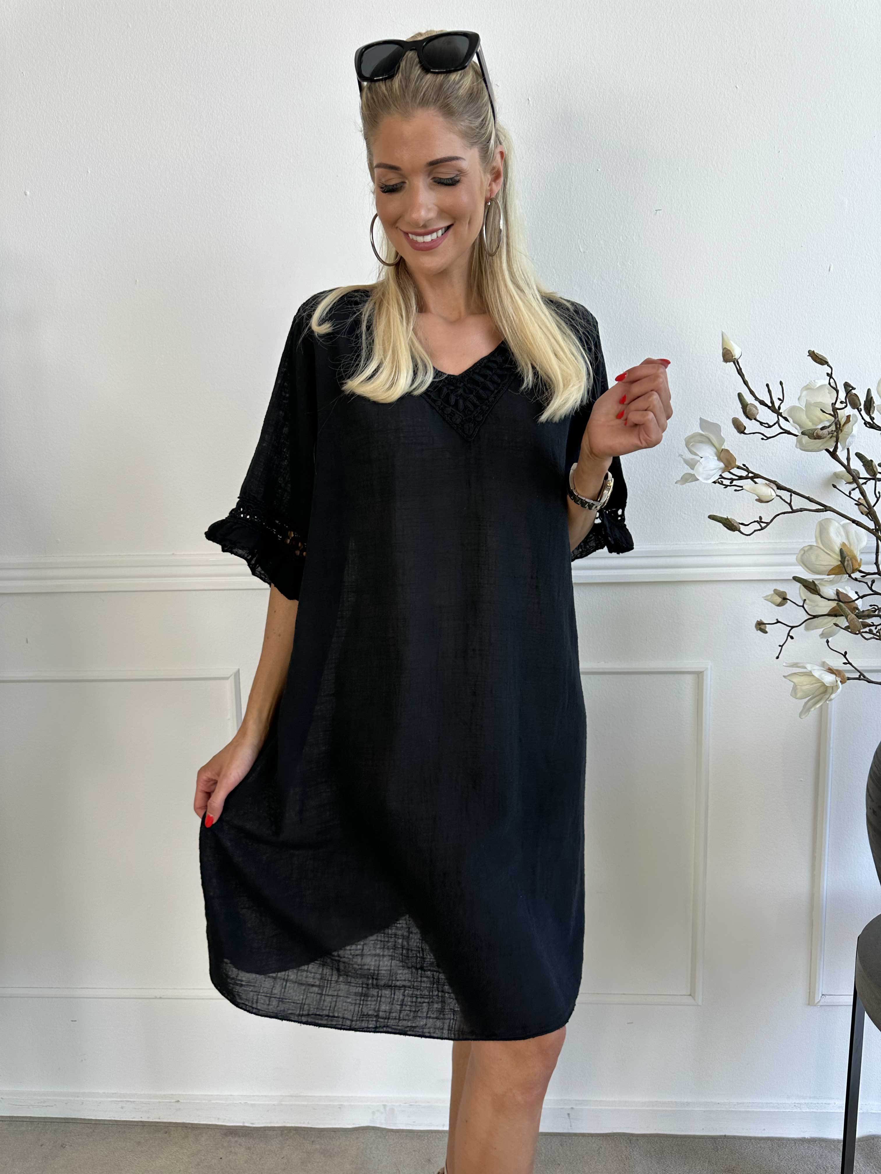 Siri - Bomullsklänning i linne-liknande tyg med broderi