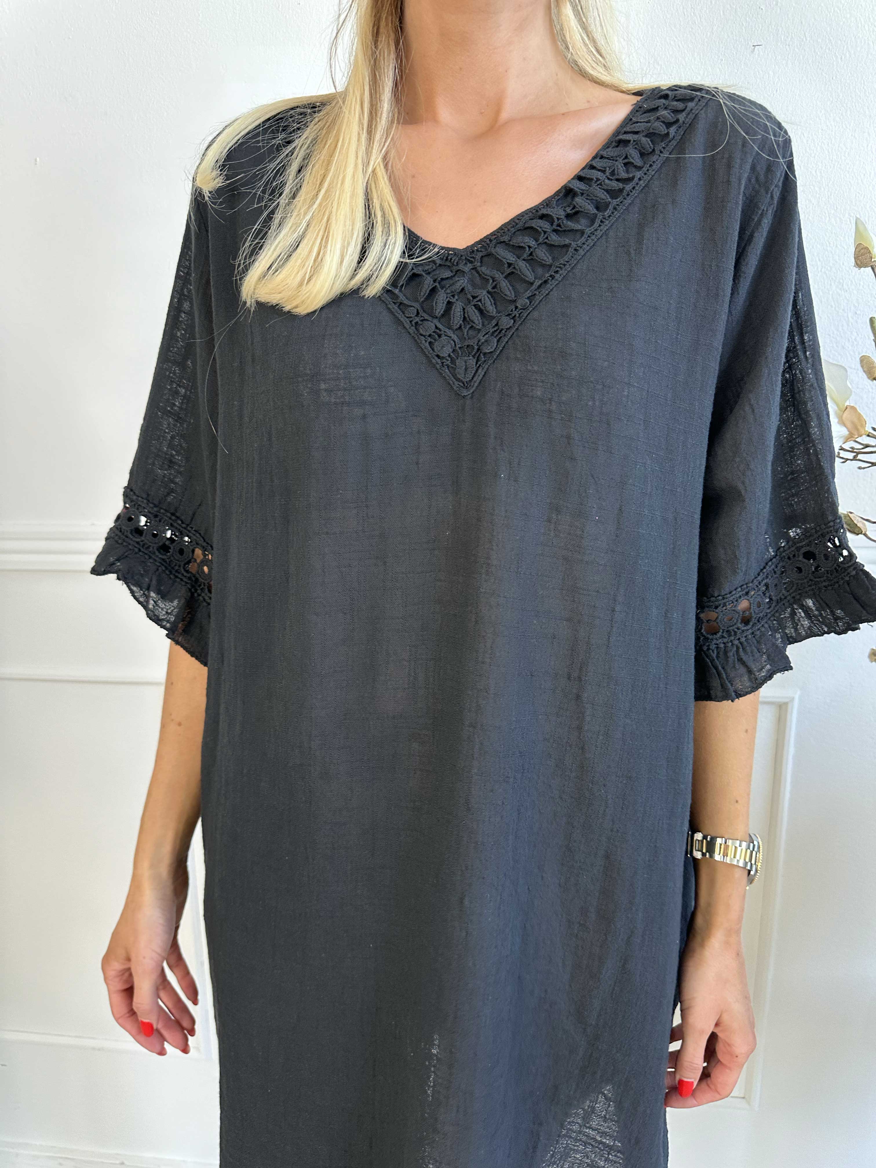 Siri - Bomullsklänning i linne-liknande tyg med broderi