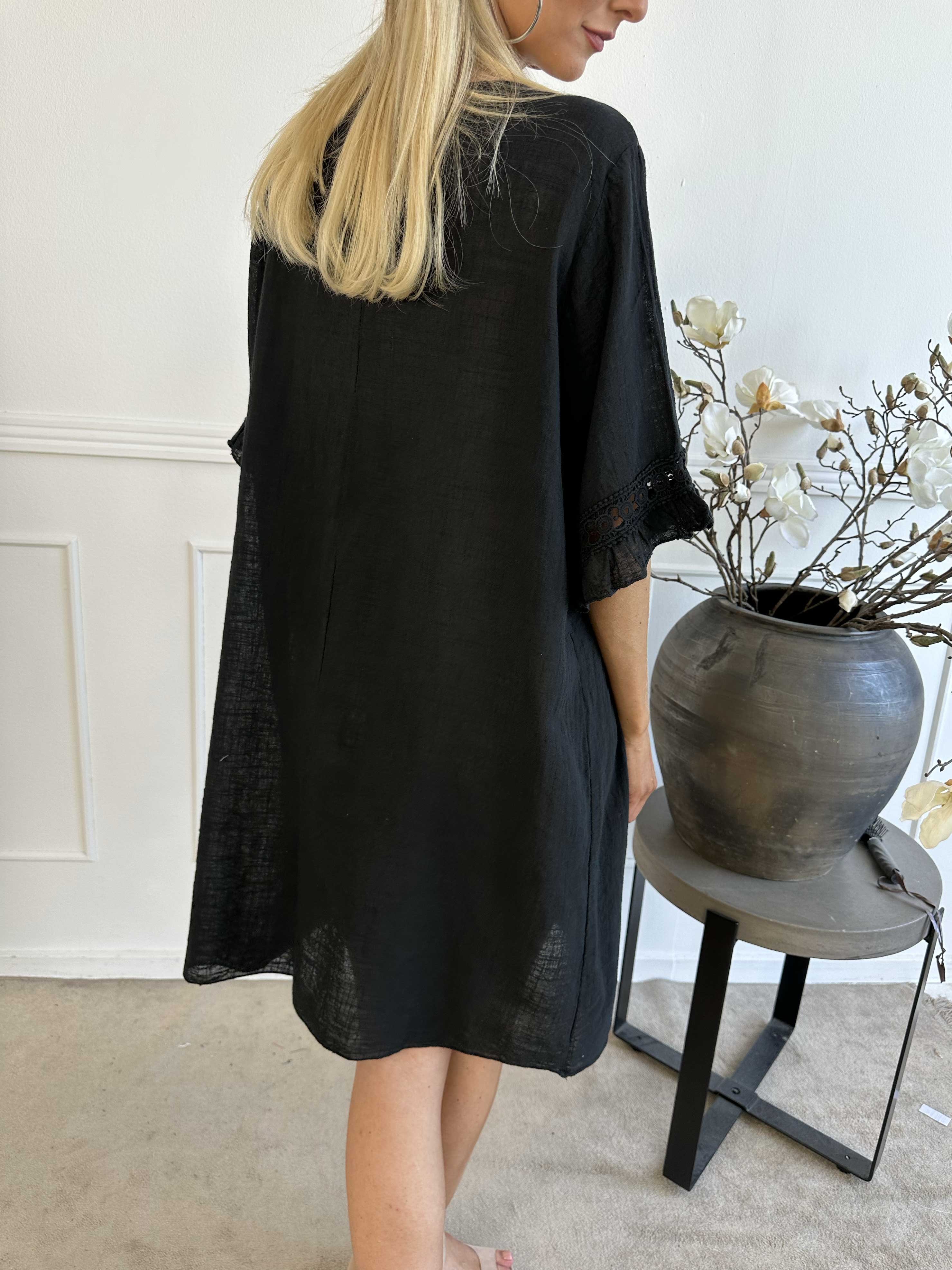 Siri - Bomullsklänning i linne-liknande tyg med broderi