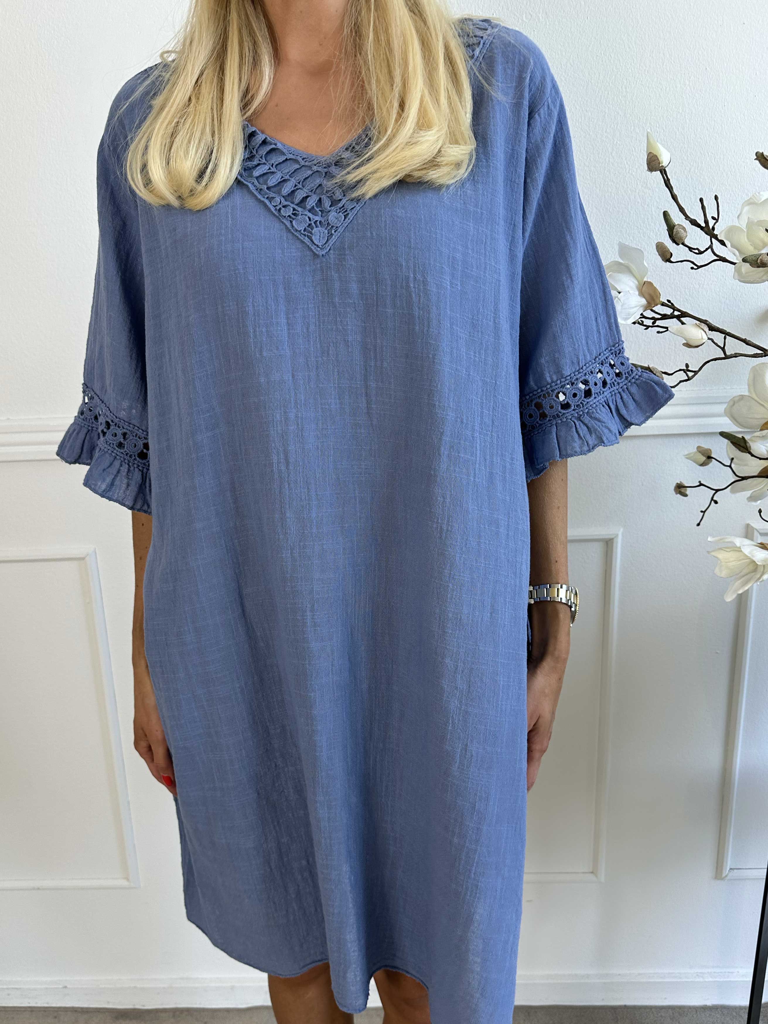 Siri - Bomullsklänning i linne-liknande tyg med broderi