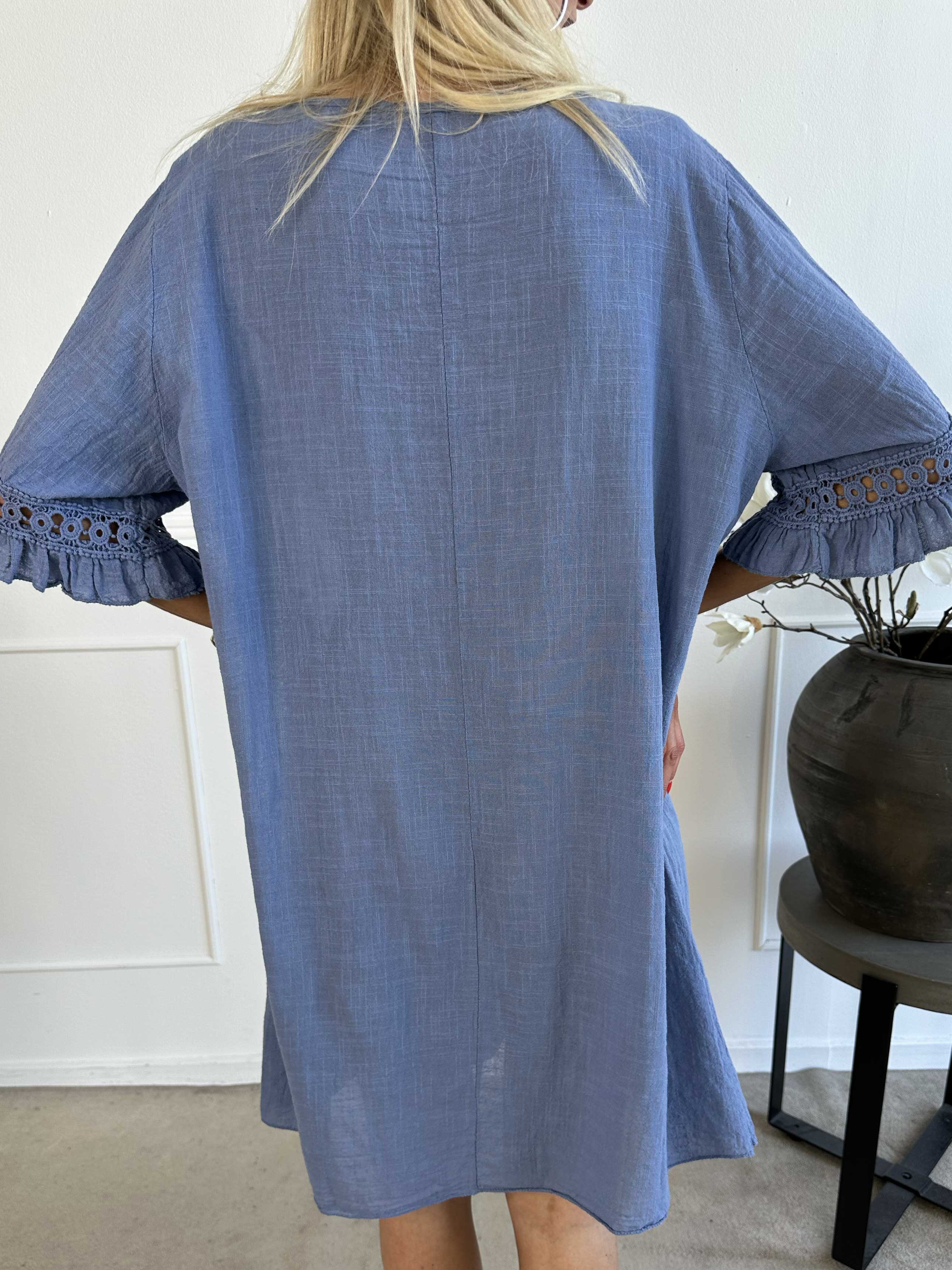 Siri - Bomullsklänning i linne-liknande tyg med broderi