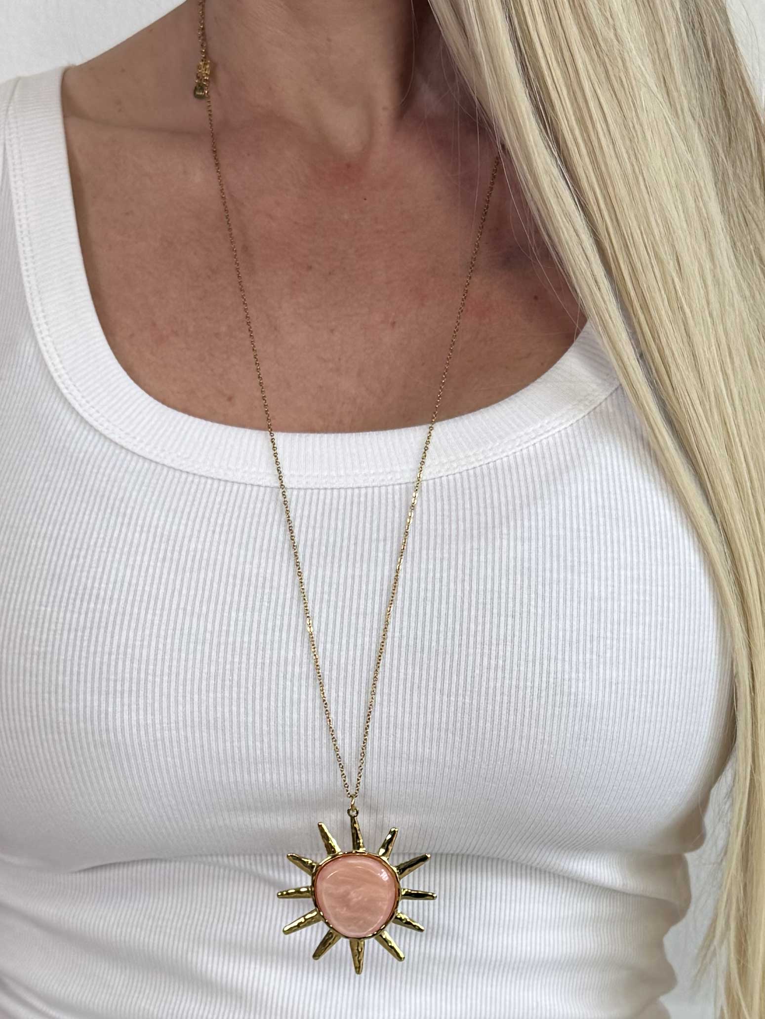 Solea - Lang guldhalskæde med solvedhæng og en elegant farvet sten