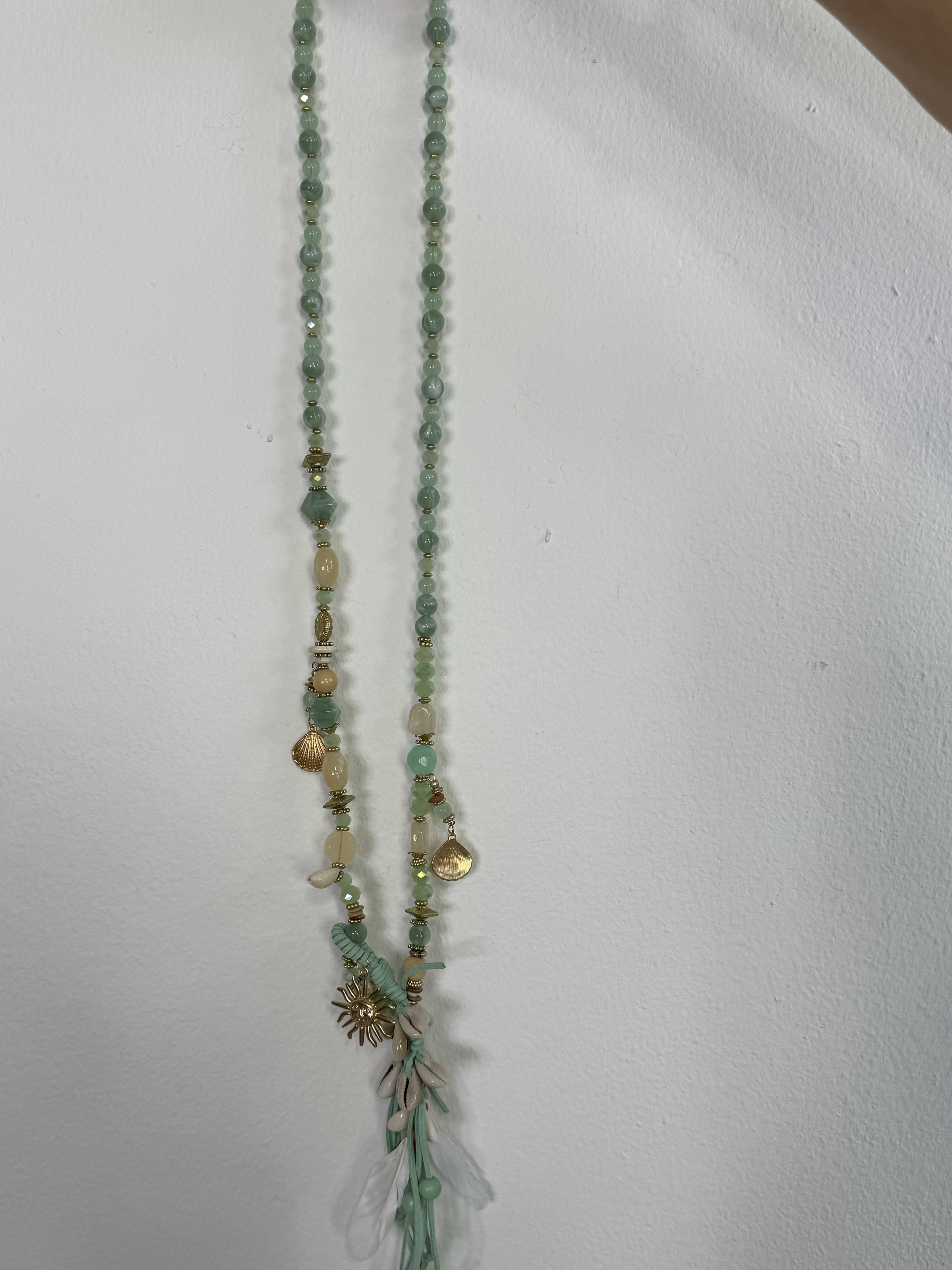 Solsikke - Lang perlehalskæde med fjer, gulddetaljer og muslingevedhæng