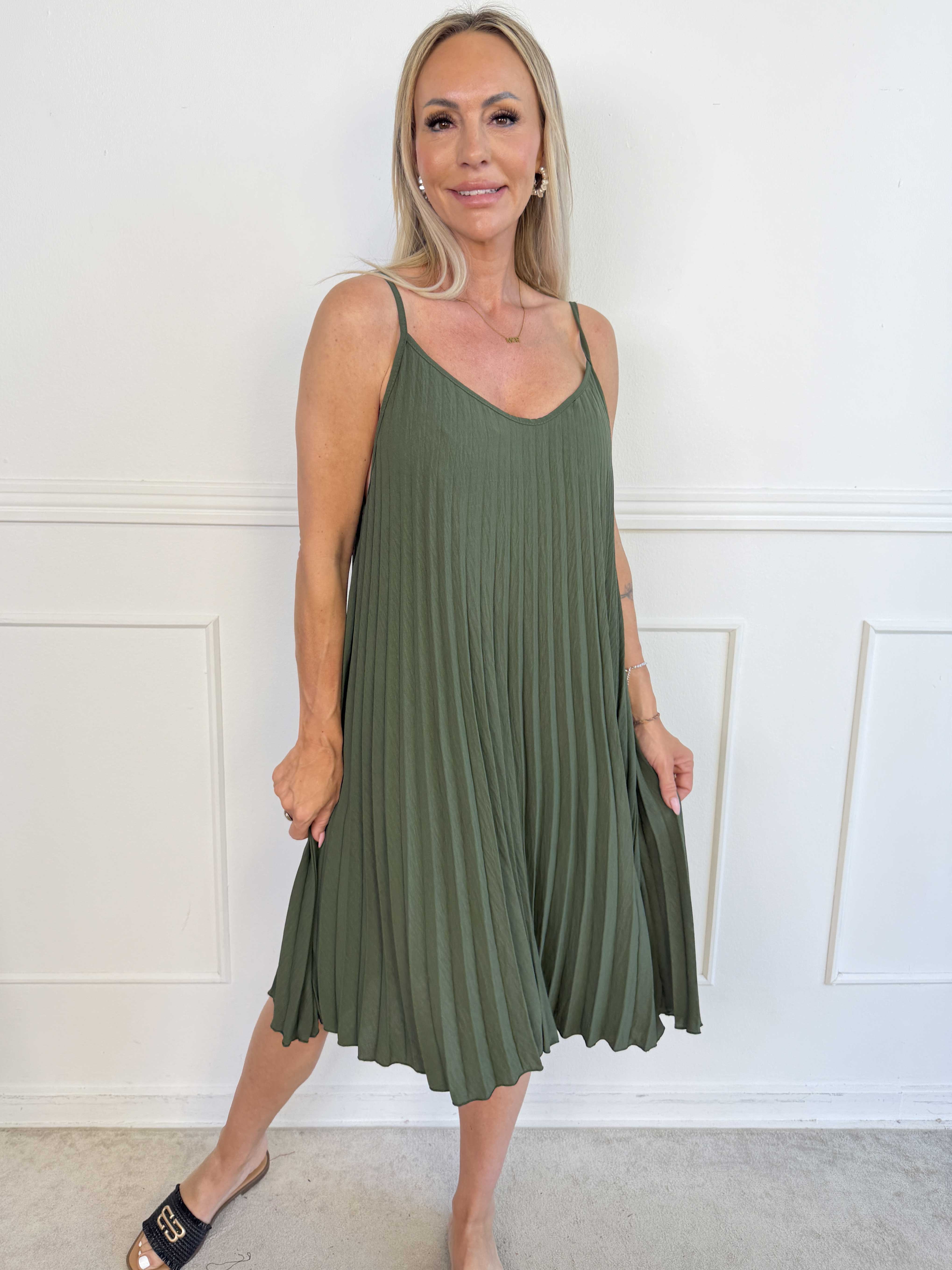 Tonia Short - Elegant plisseret stropkjole i en blød og let viskoseblanding