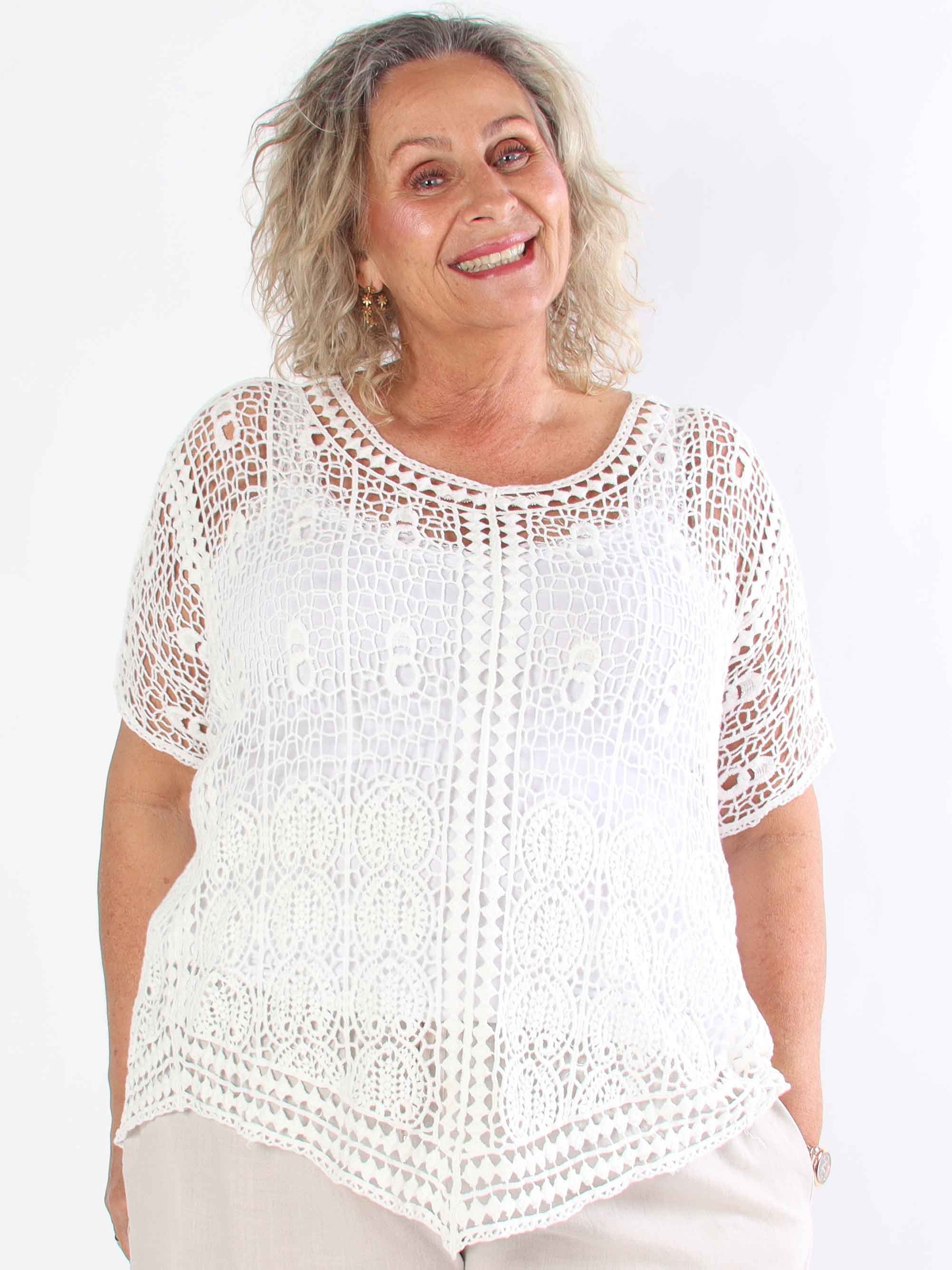 Missandei - Söt virkad plus size blus i bomull med hålmönster