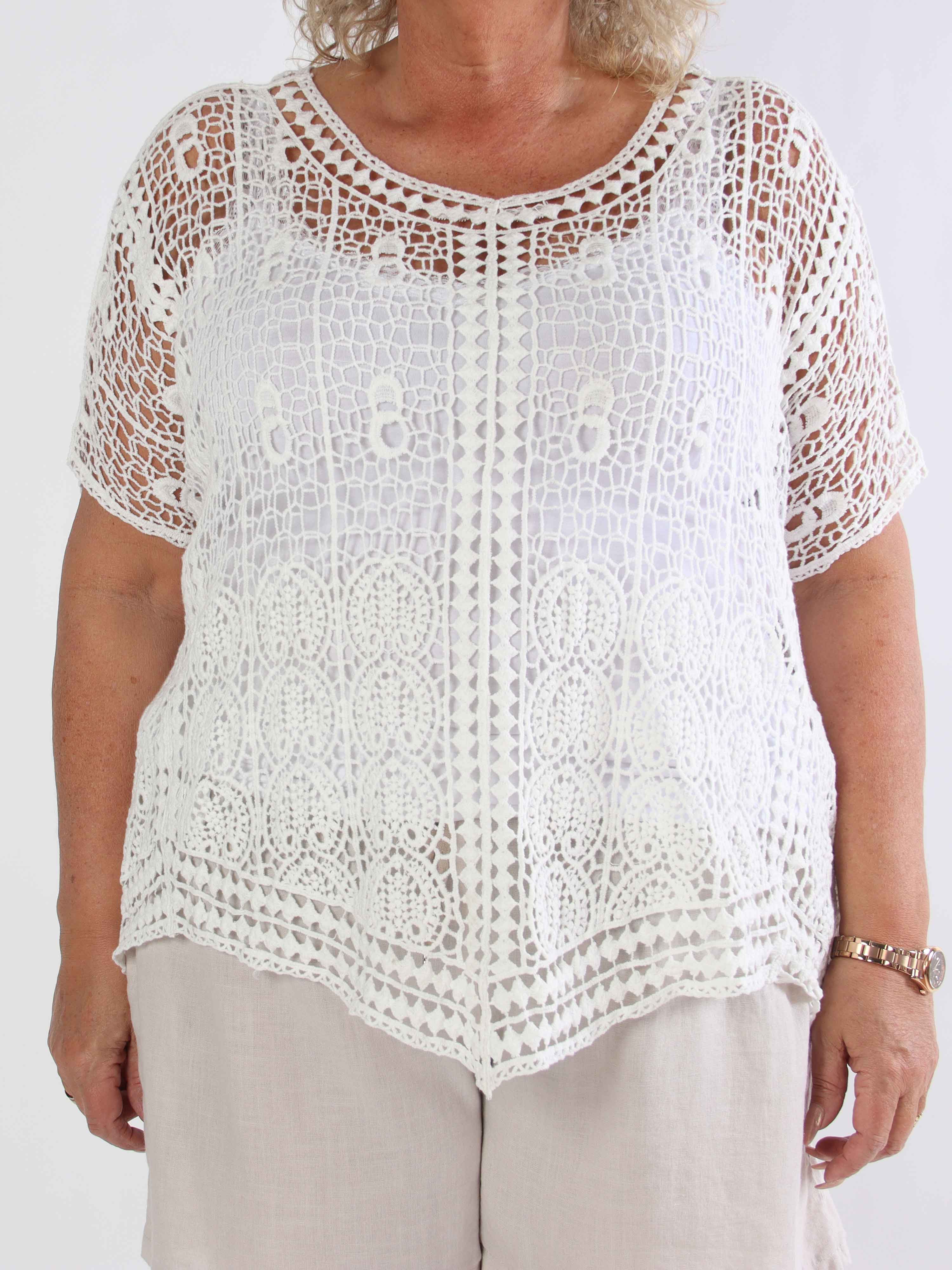 Missandei - Söt virkad plus size blus i bomull med hålmönster