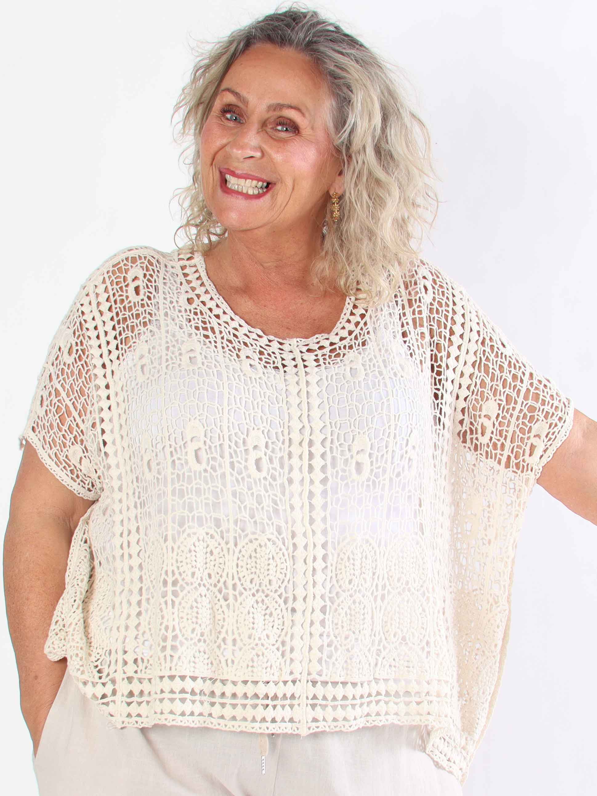 Missandei - Söt virkad plus size blus i bomull med hålmönster