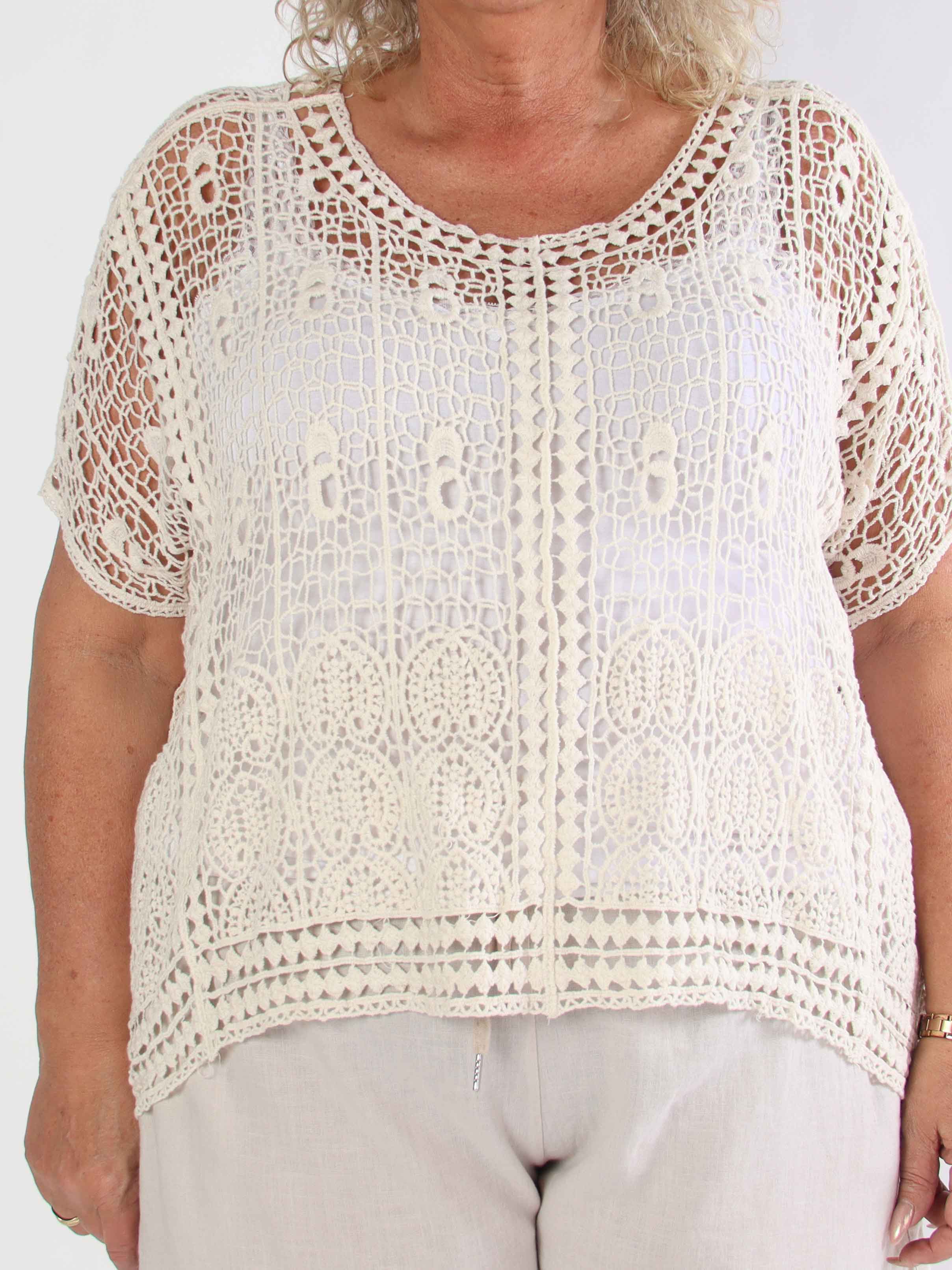 Missandei - Söt virkad plus size blus i bomull med hålmönster