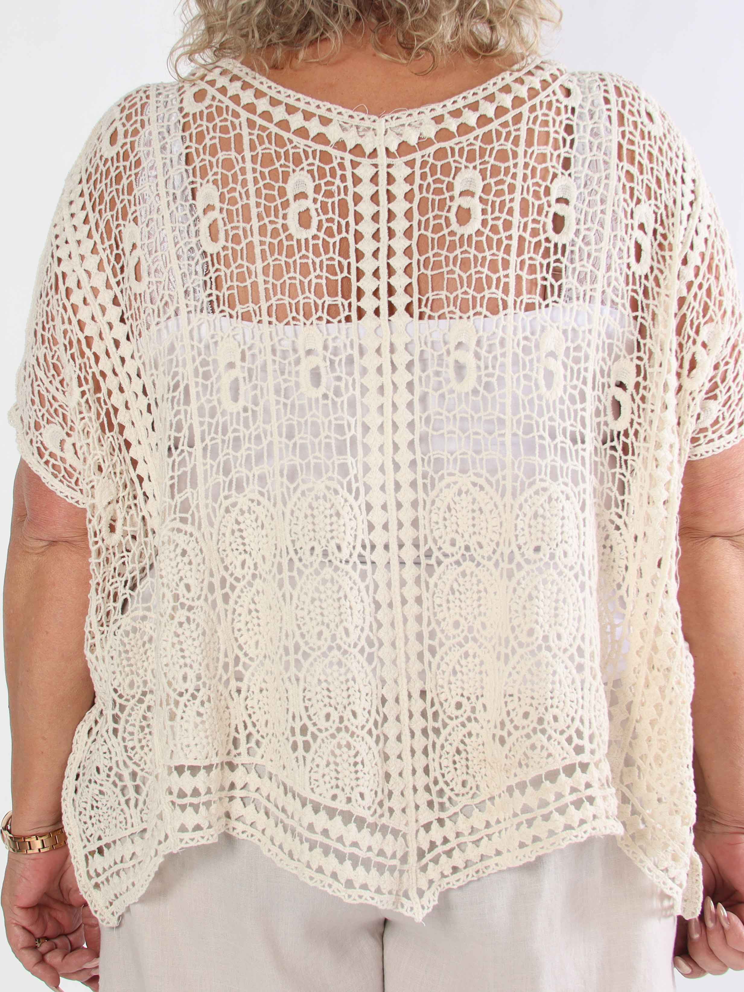 Missandei - Söt virkad plus size blus i bomull med hålmönster