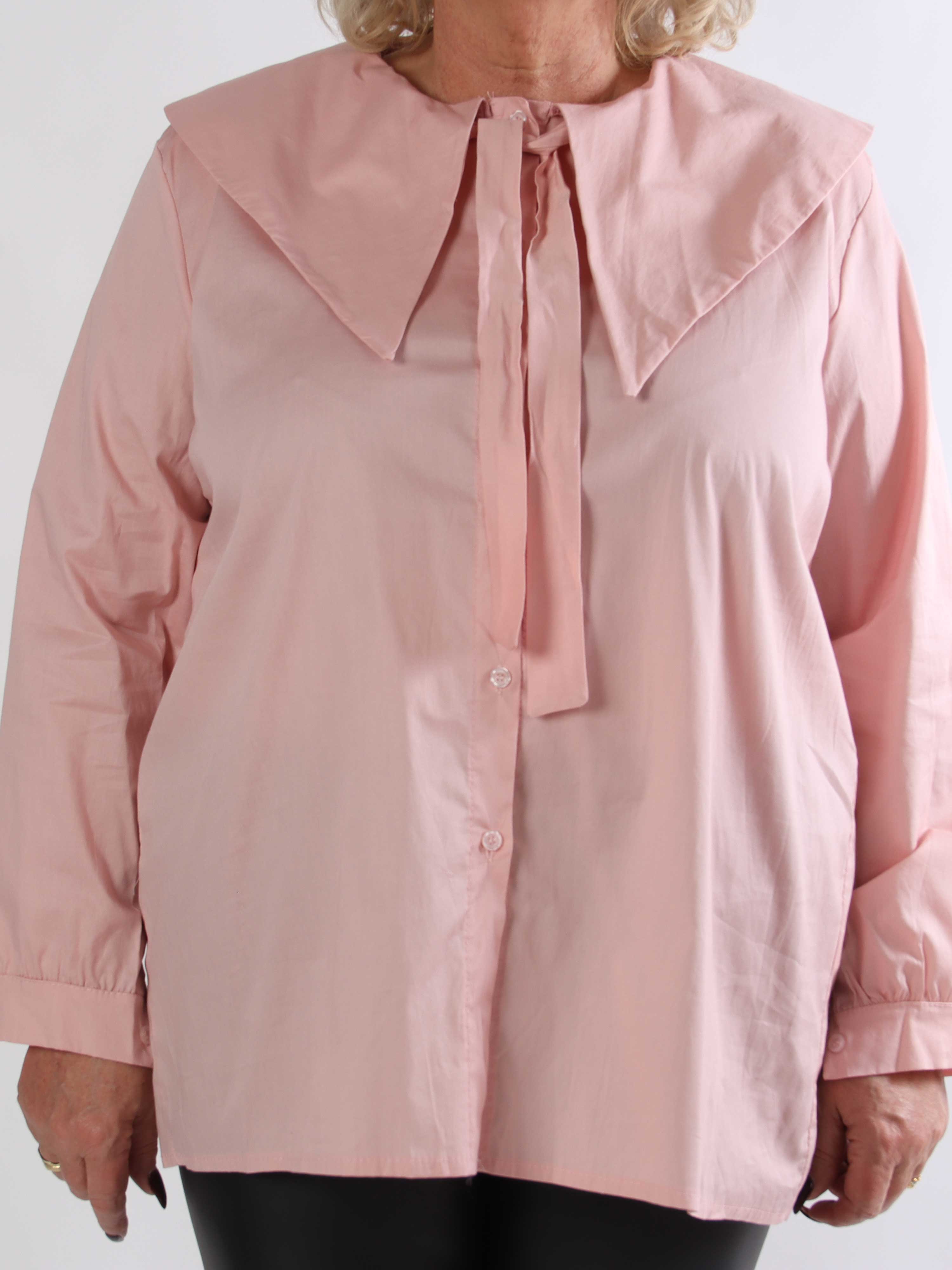 Venezia - Plus size skjorte i bomuld med stor krave og fint bindebånd