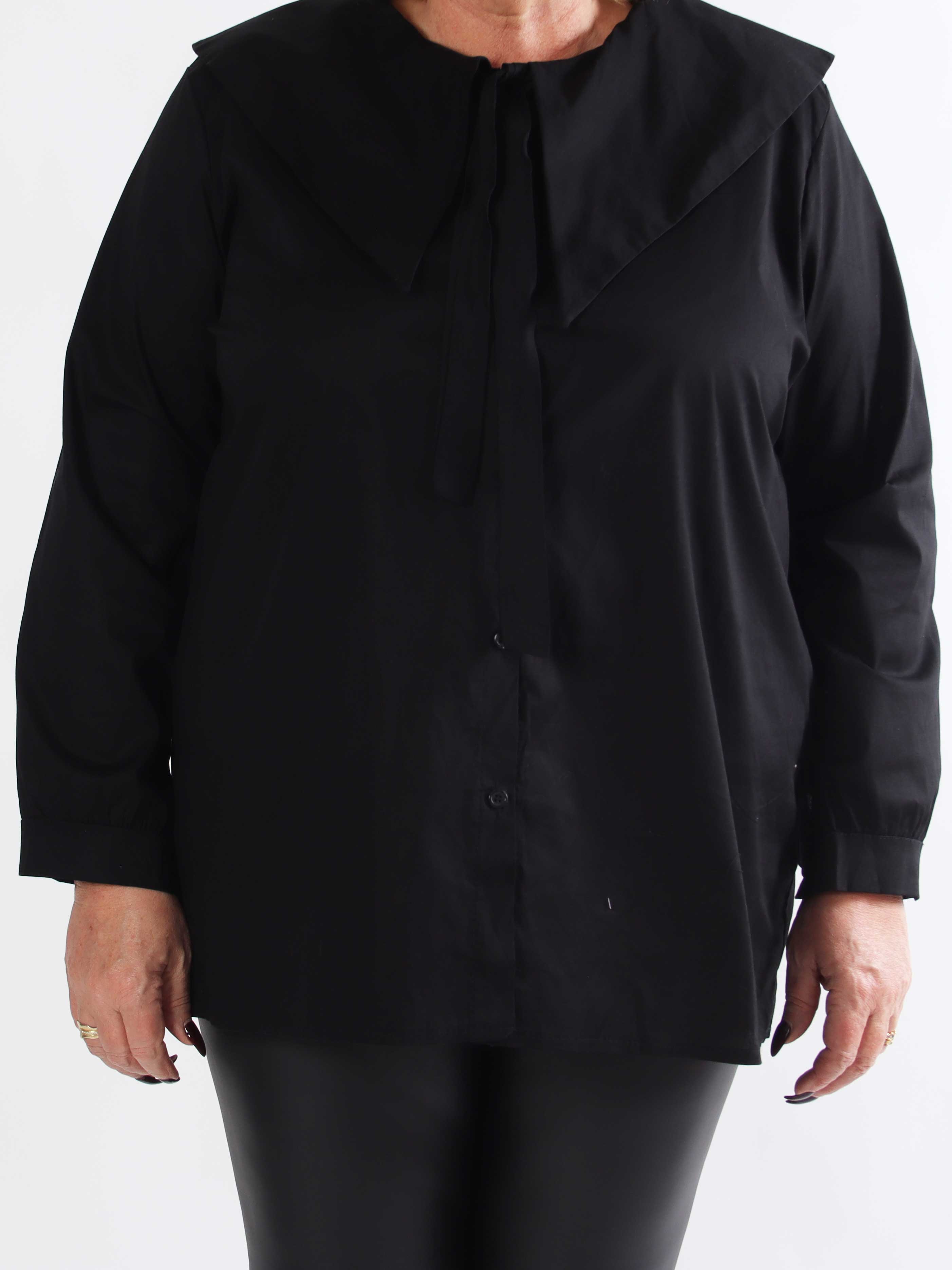 Venezia - Plus size skjorte i bomuld med stor krave og fint bindebånd