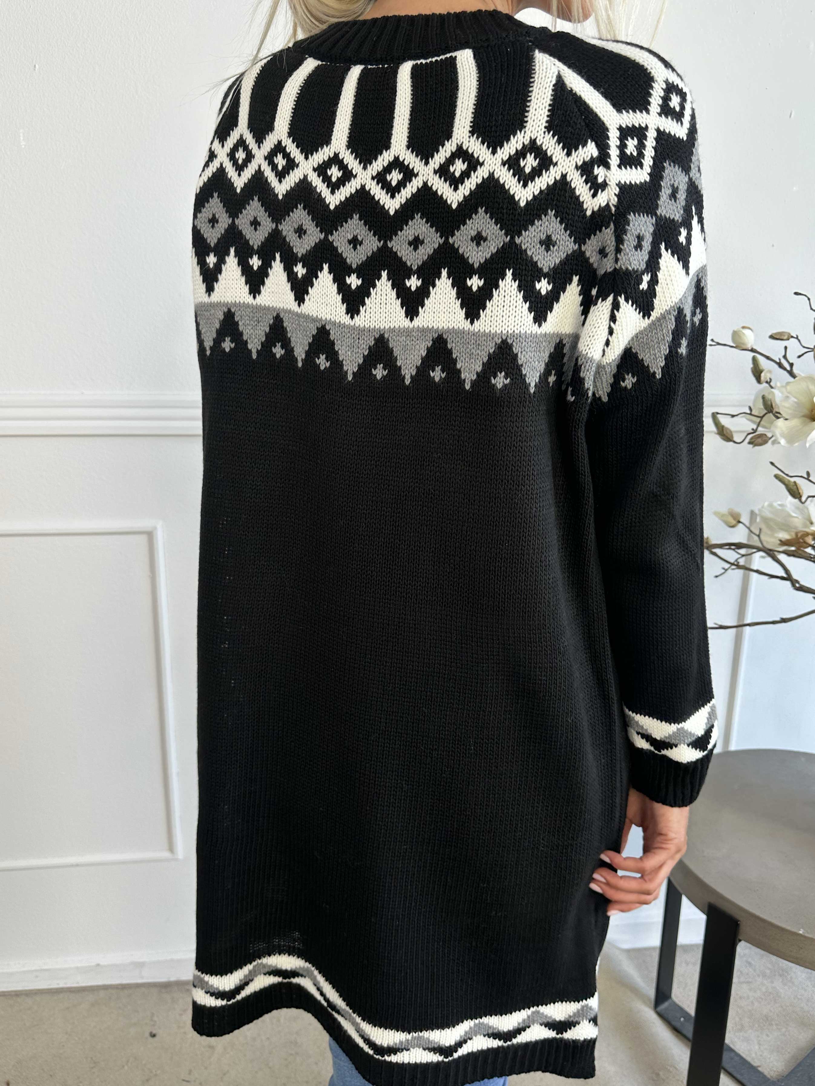 Viola - Stickad klänning med flerfärgat mönster