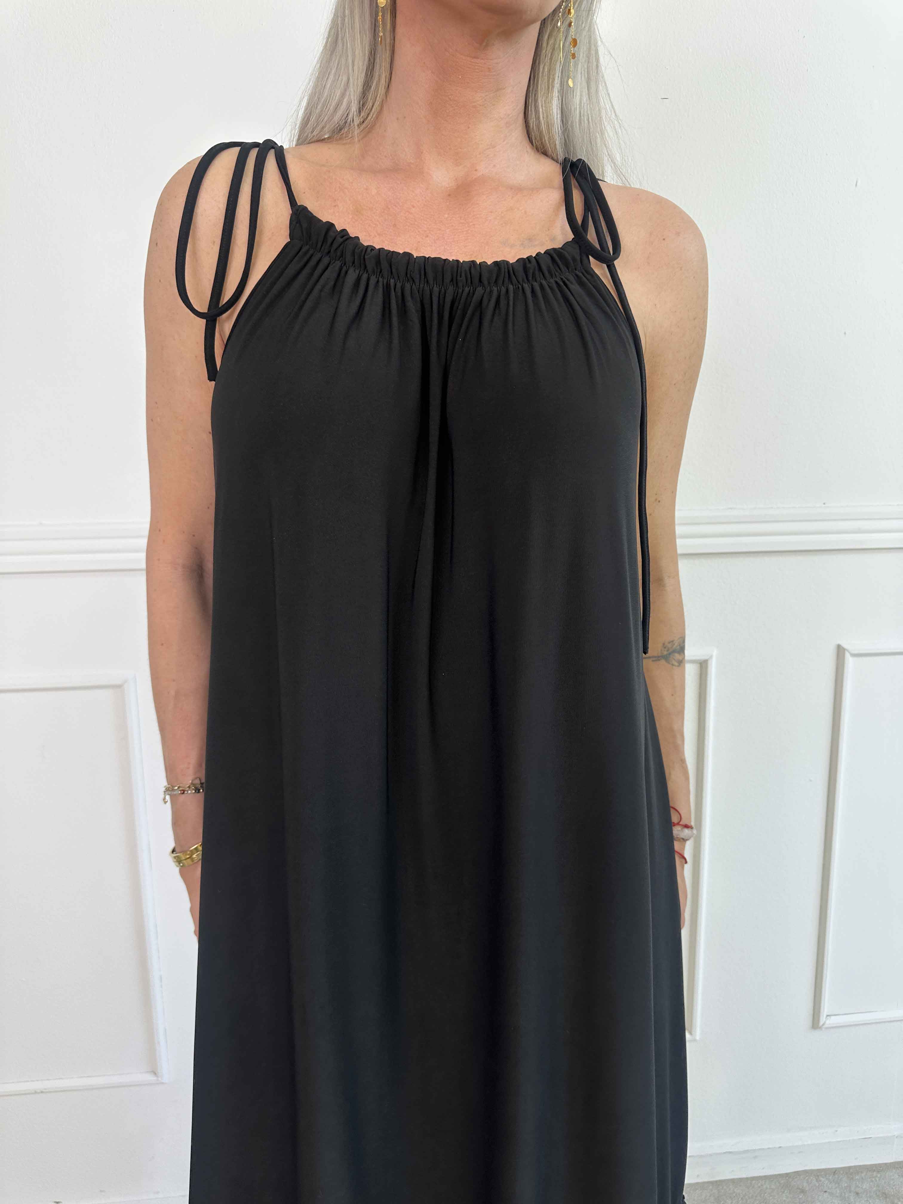 Willow - Lång elastisk klänning med spets nedtill