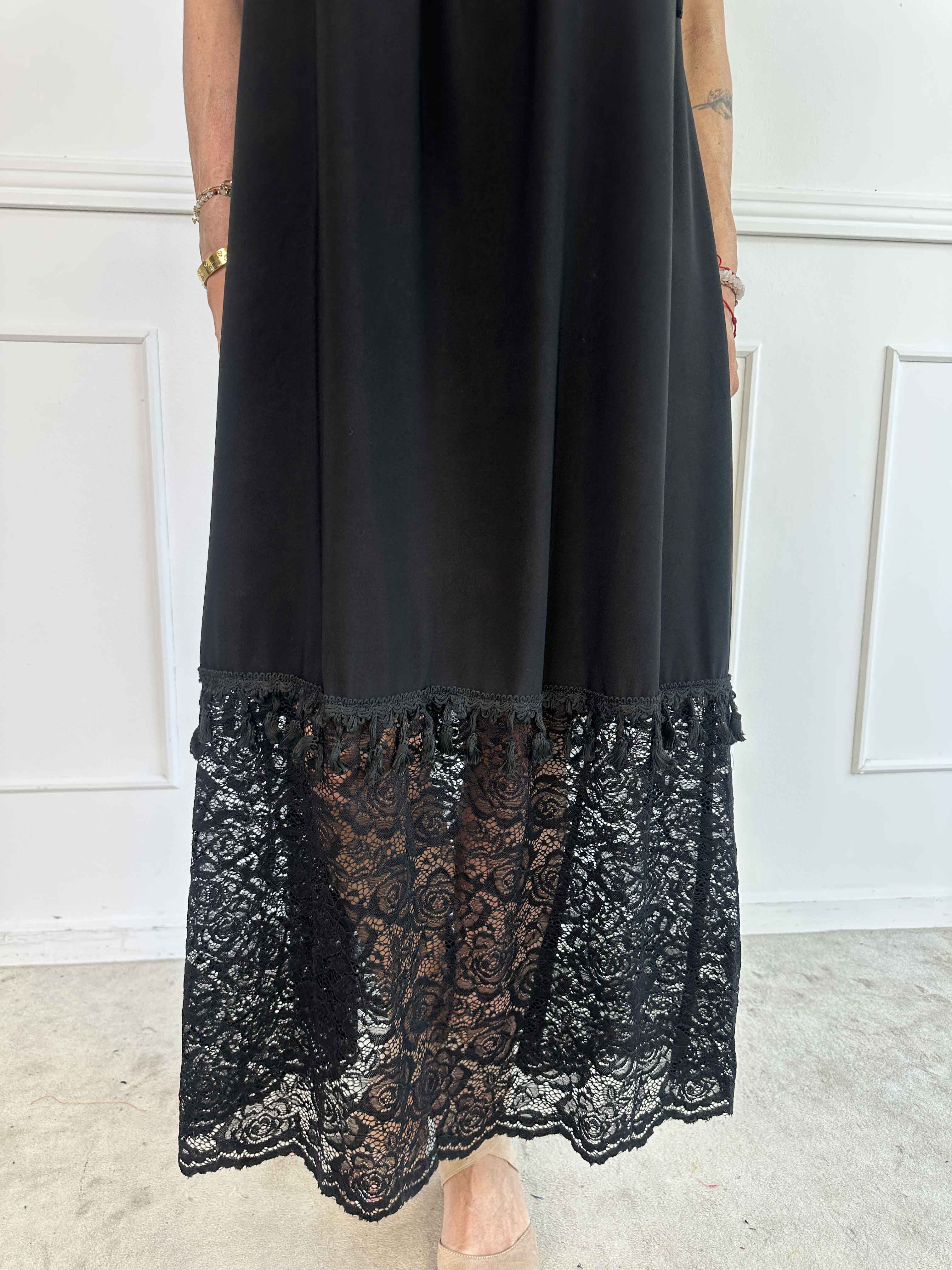 Willow - Lång elastisk klänning med spets nedtill