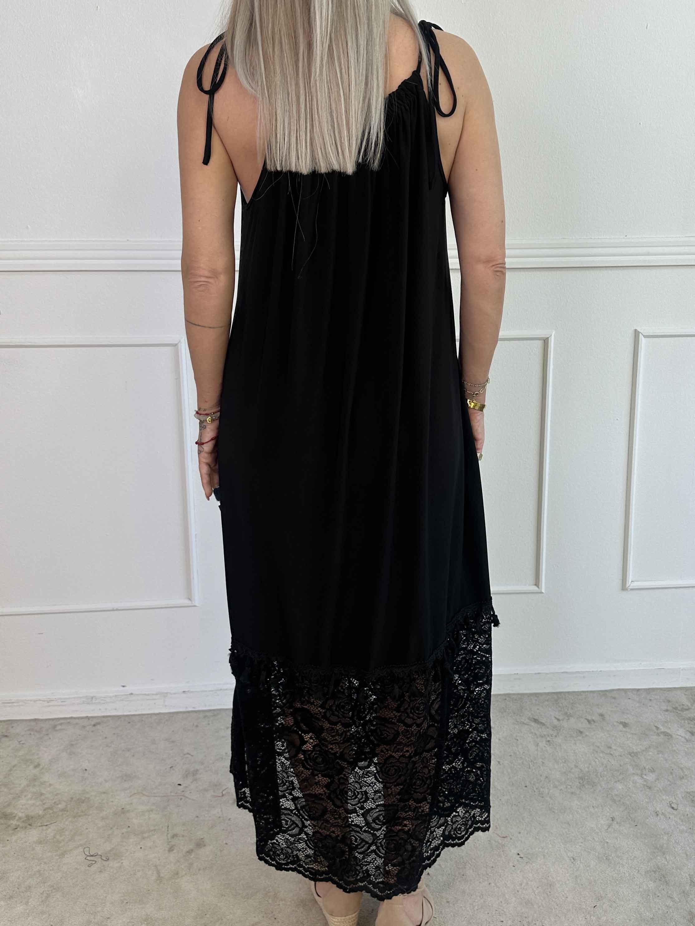 Willow - Lång elastisk klänning med spets nedtill