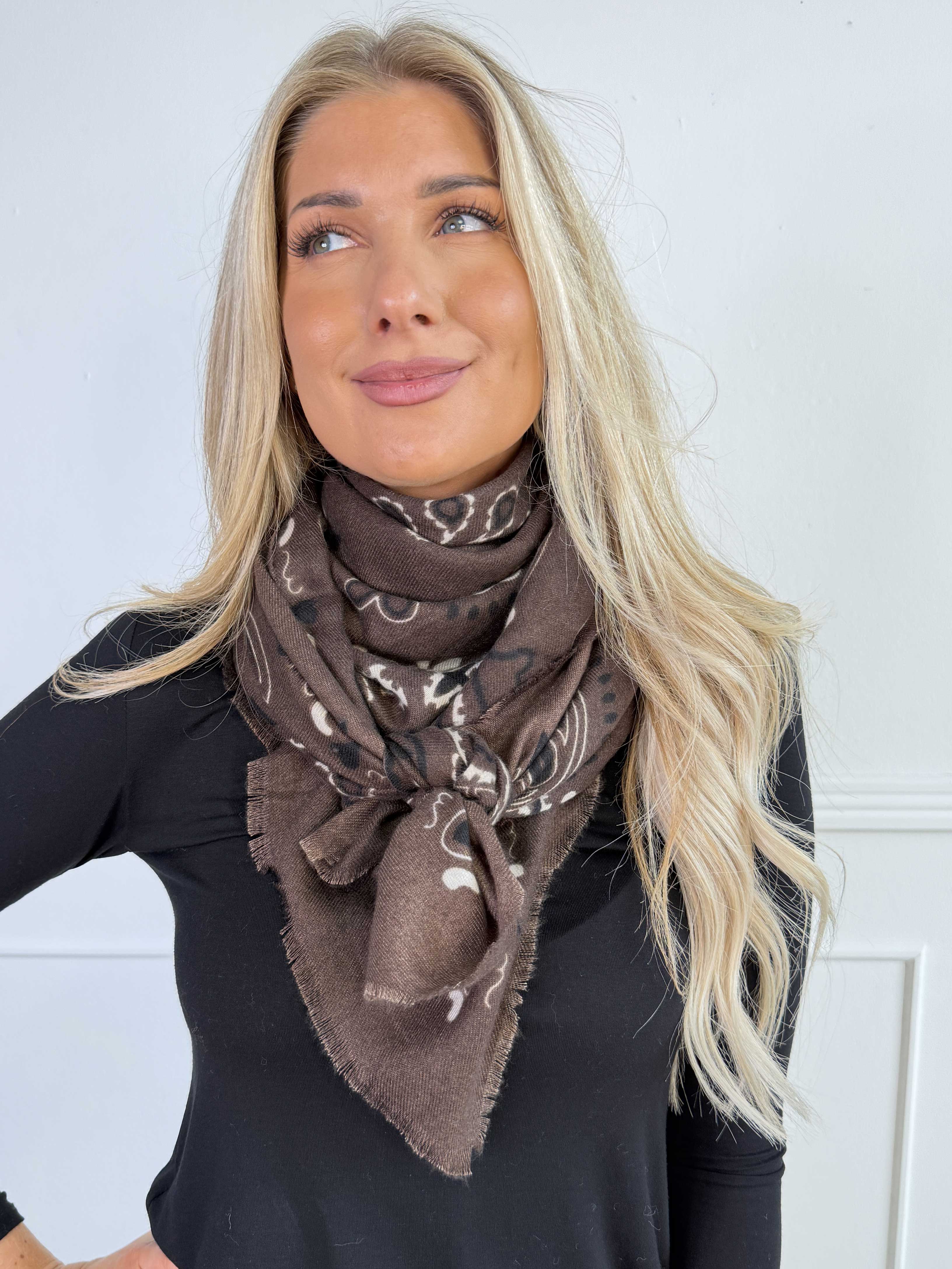 Yoselin - Blødt og elegant tørklæde i viskose med smukt paisleymønster