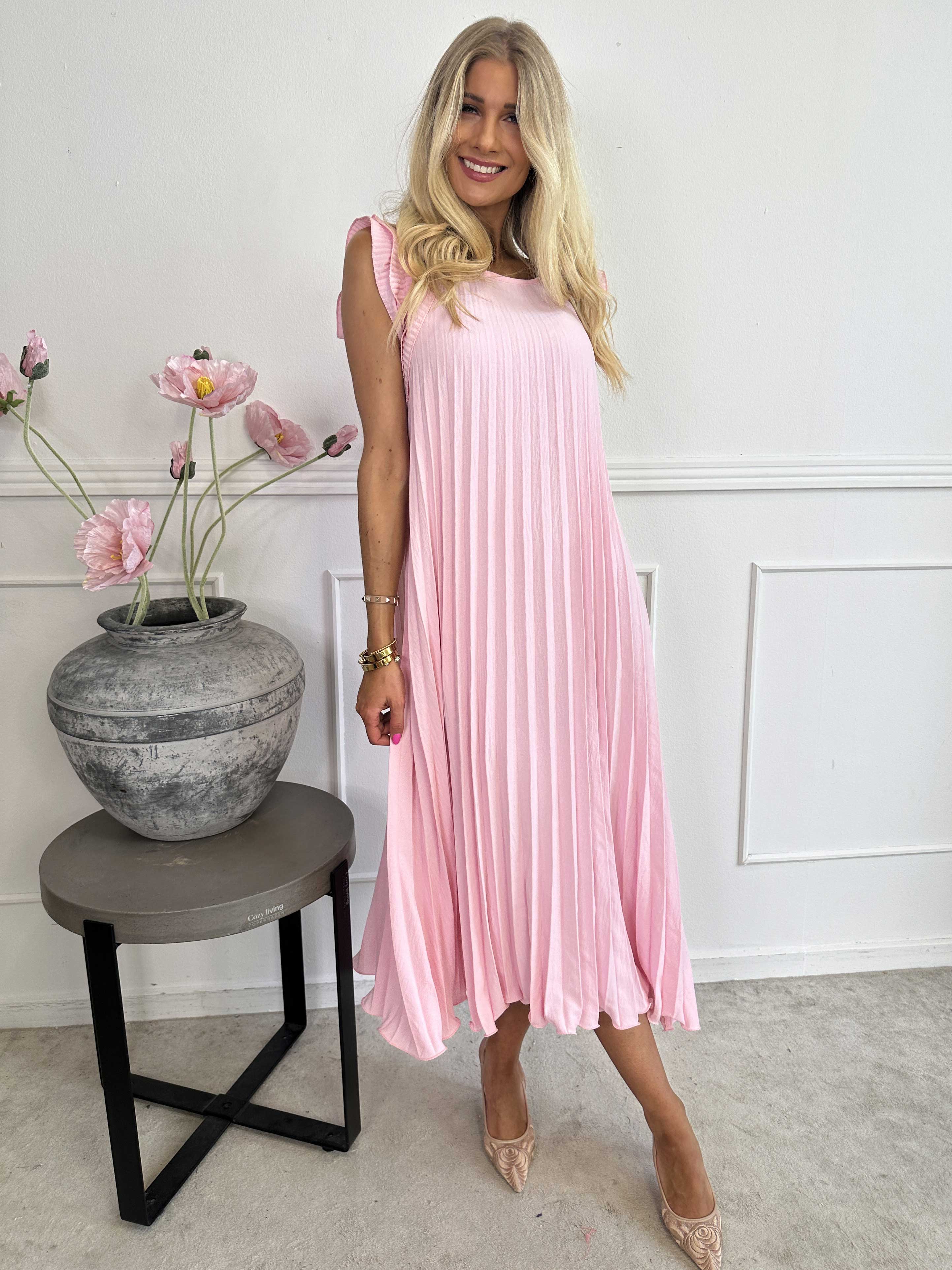 Zlata - Lång plisserad klänning med söta volangärmar