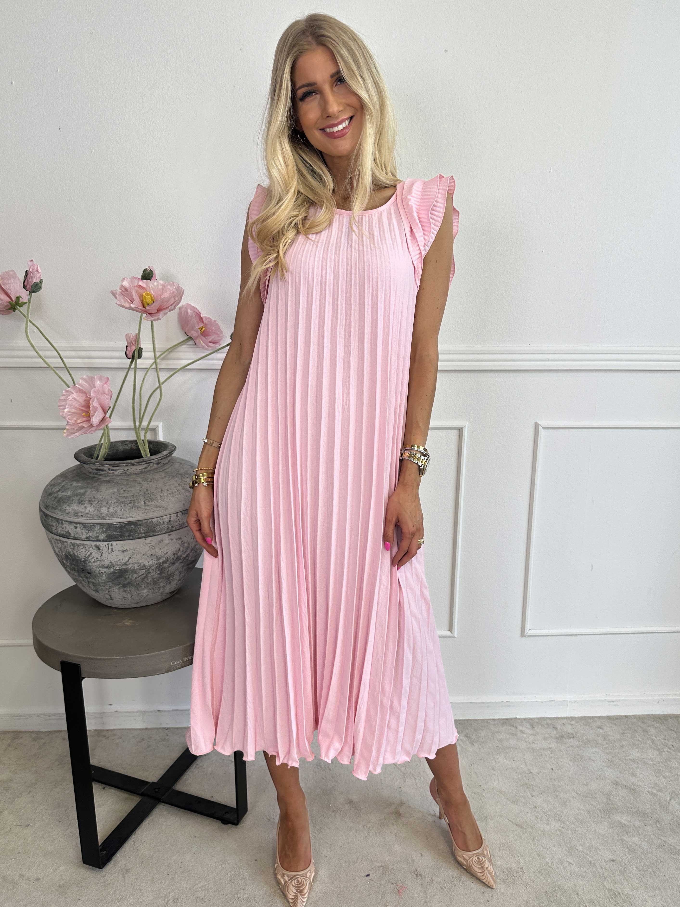 Zlata - Lång plisserad klänning med söta volangärmar