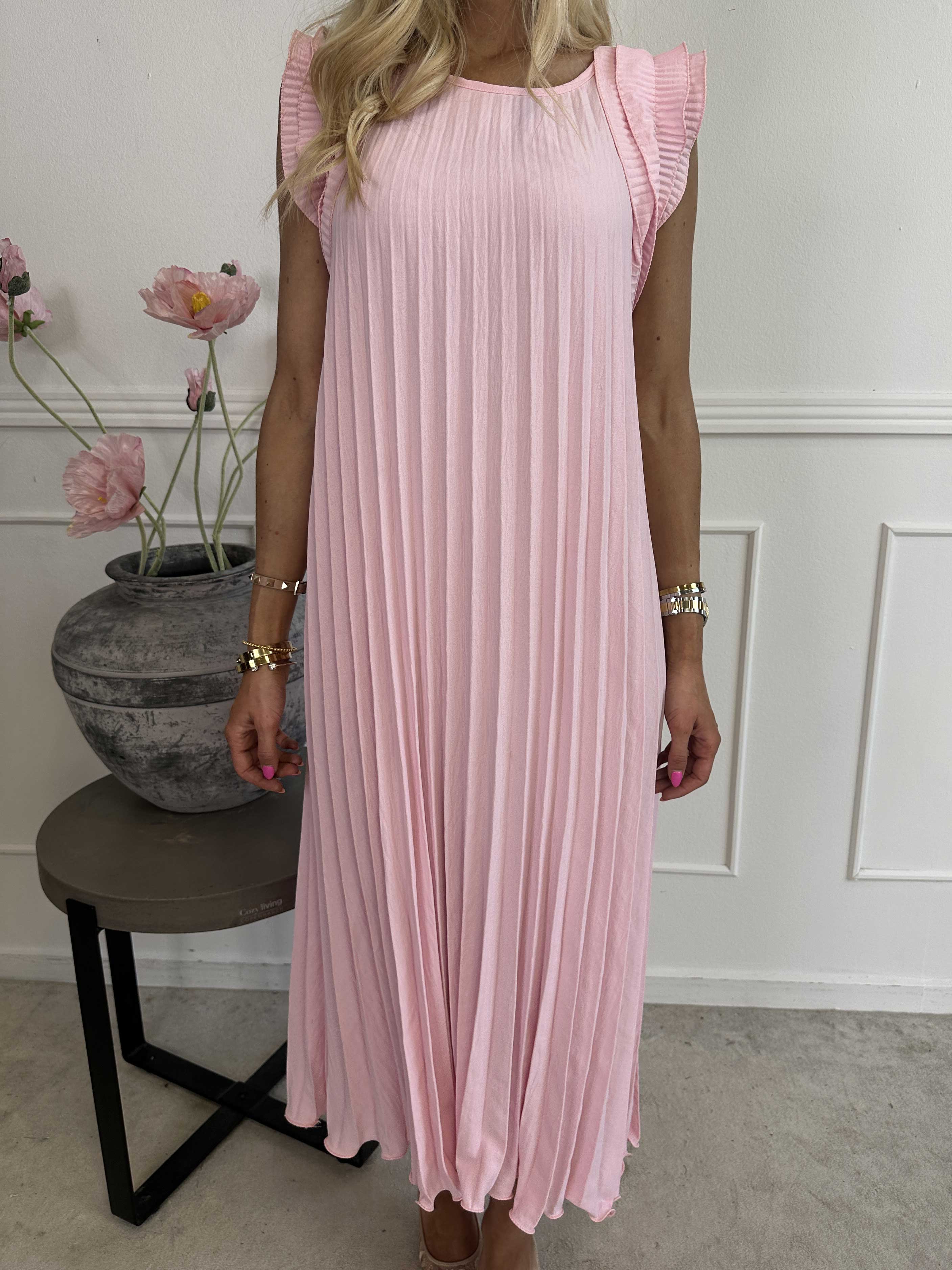 Zlata - Lång plisserad klänning med söta volangärmar