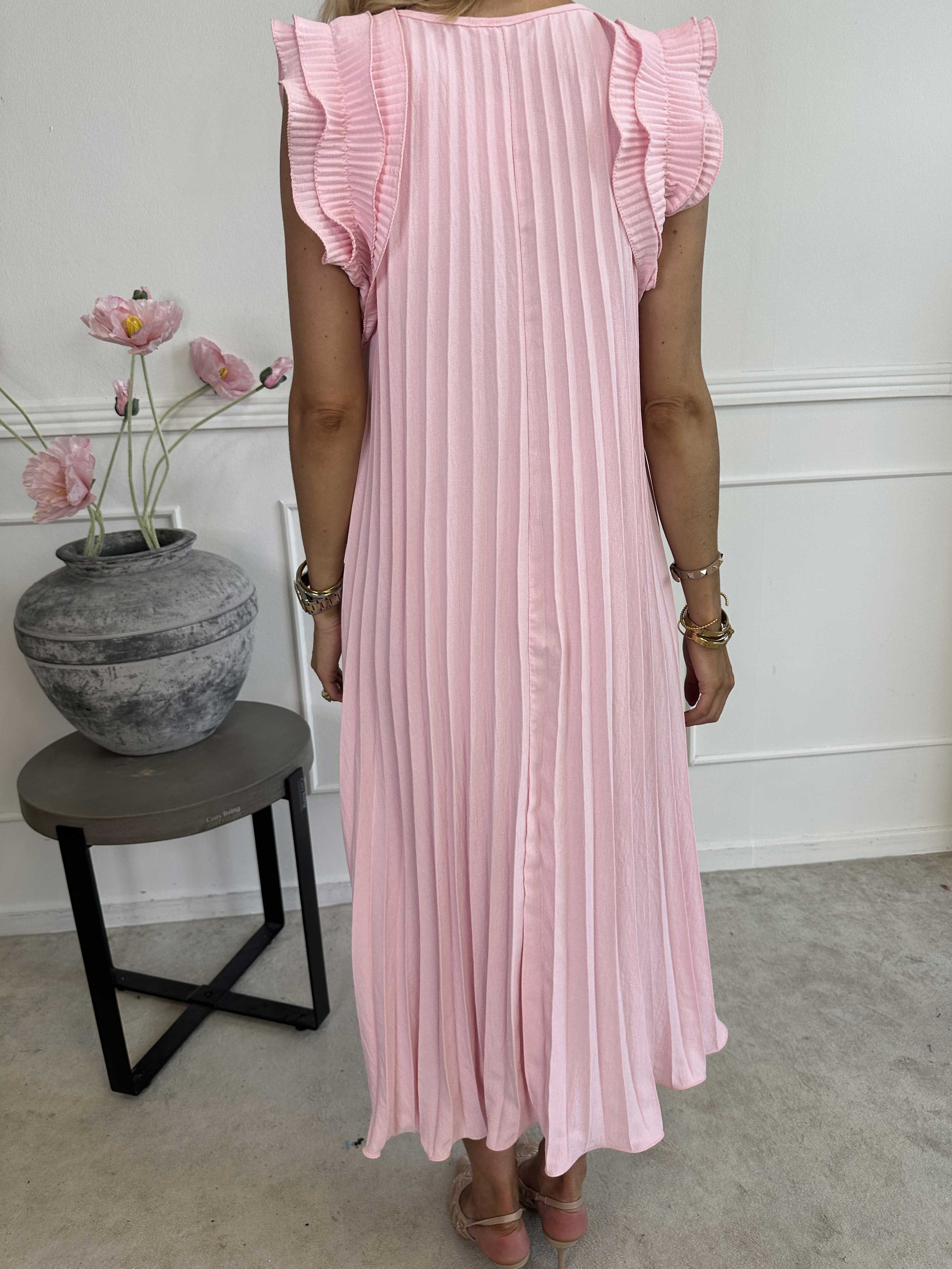 Zlata - Lång plisserad klänning med söta volangärmar