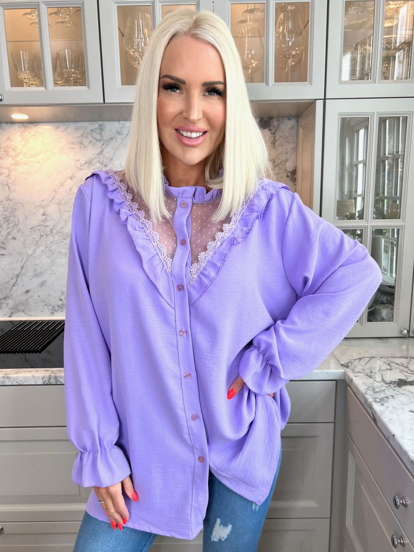 Ilsa - Söt skjorta med spets och volangdetaljer