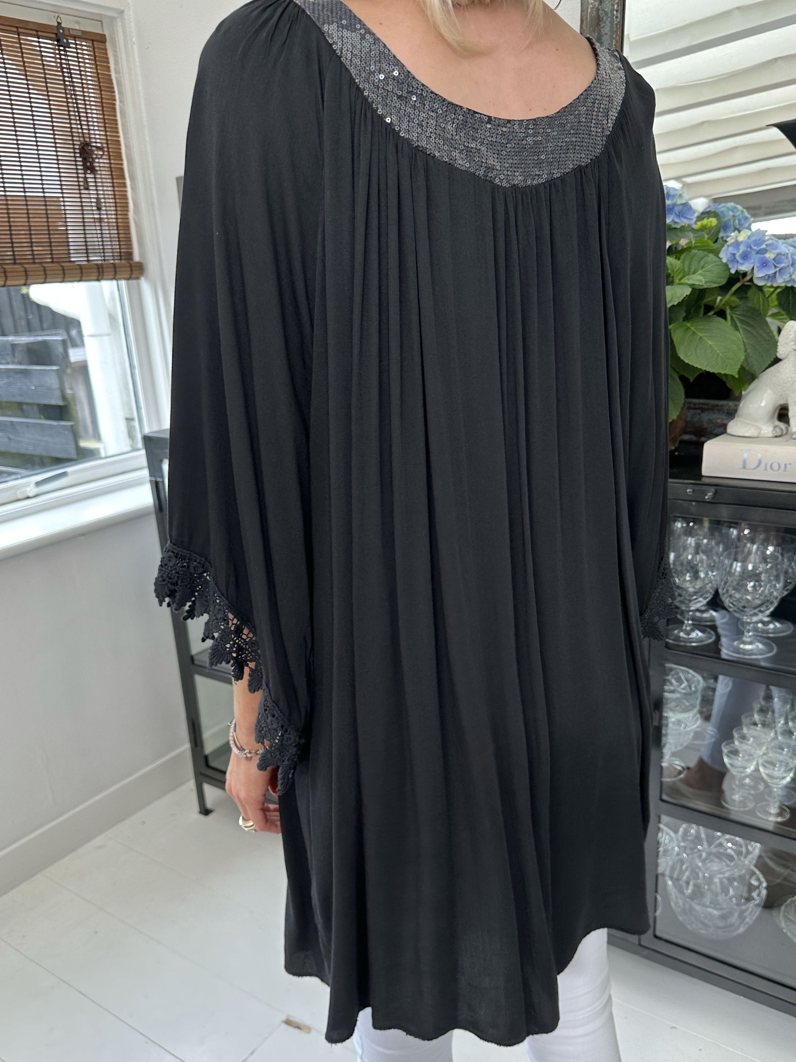 Dolores - Tunikaklänning med paljetter och broderier på ärmen