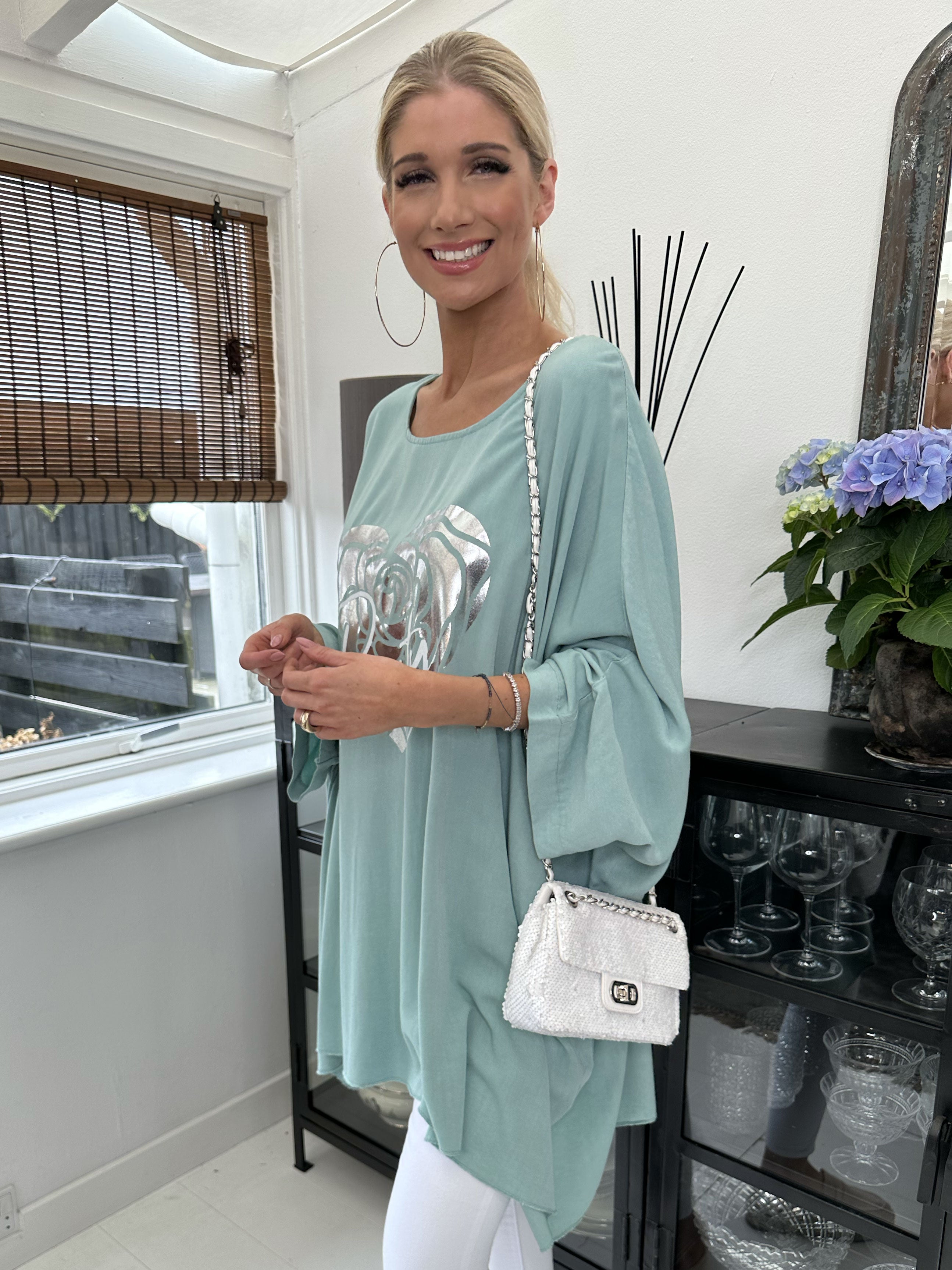 Flavia - T-shirt med silvertryck och fladdermusärmar