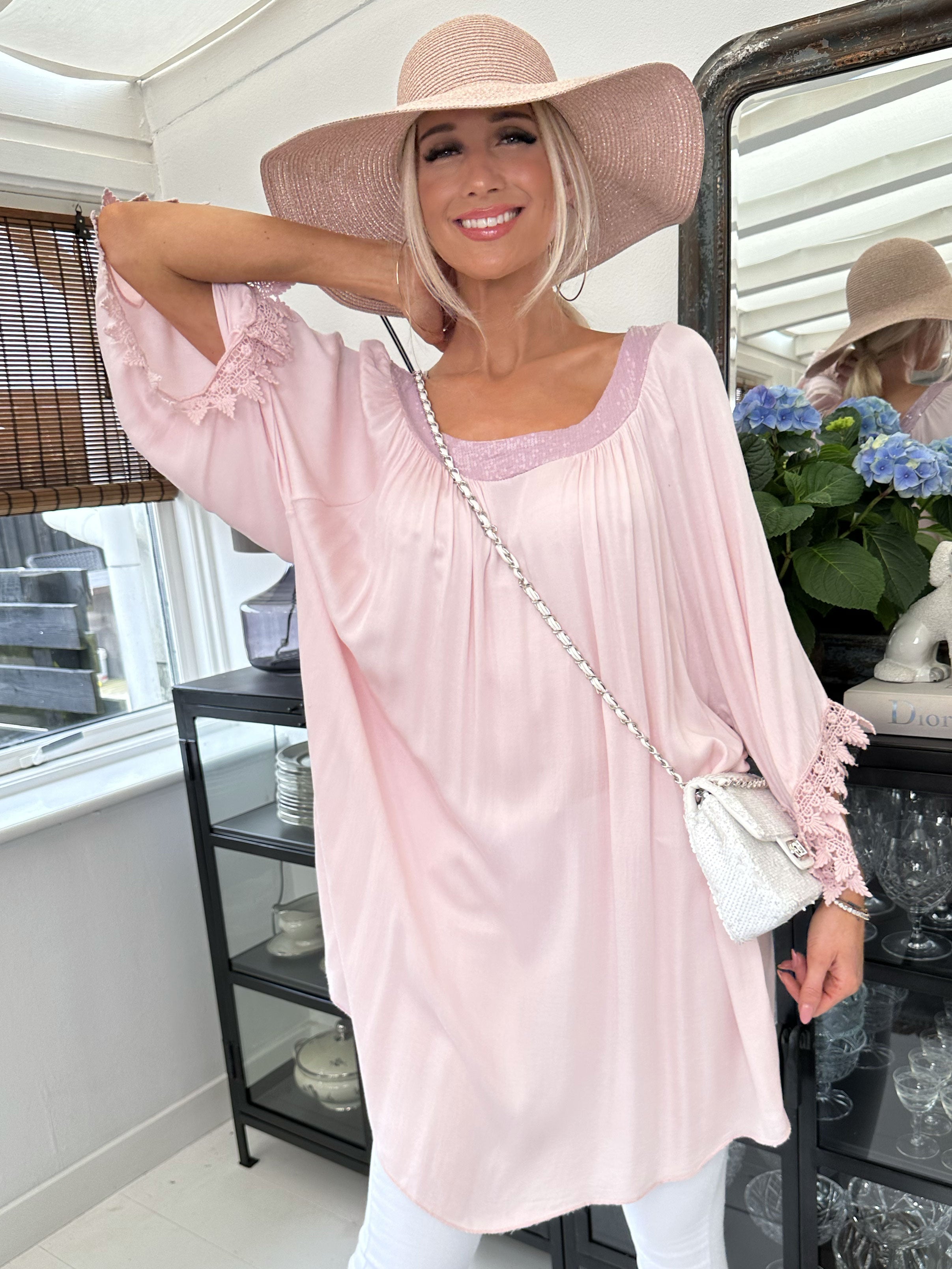 Dolores - Tunikaklänning med paljetter och broderier på ärmen