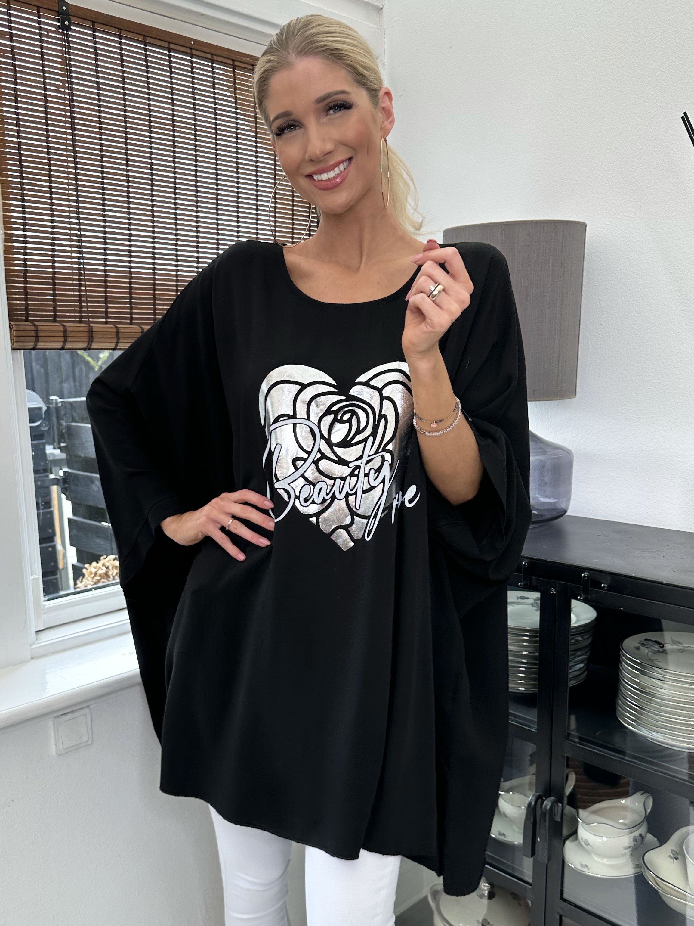 Flavia - T-shirt med silvertryck och fladdermusärmar