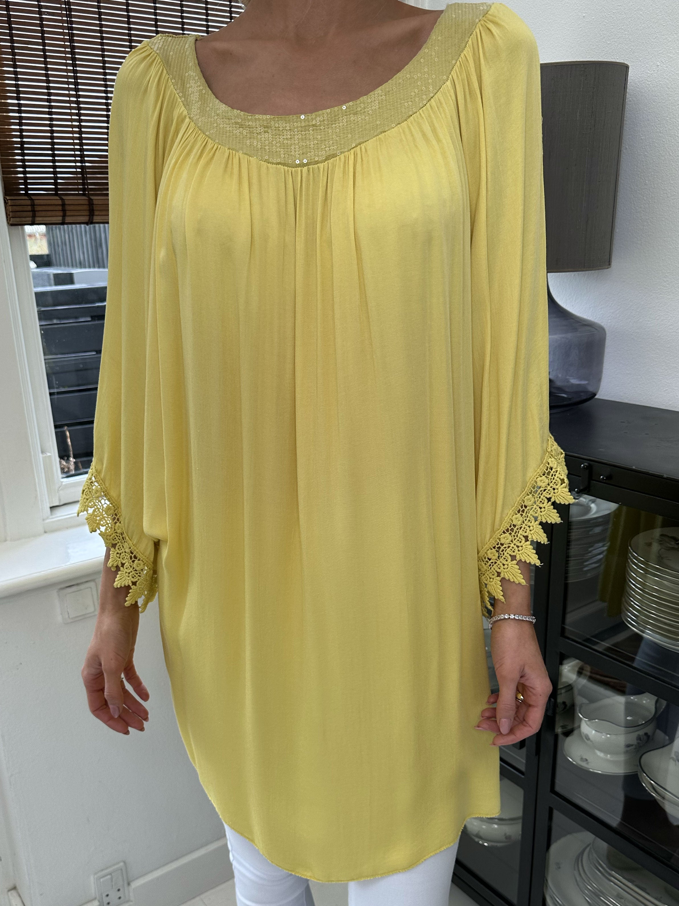 Dolores - Tunikaklänning med paljetter och broderier på ärmen