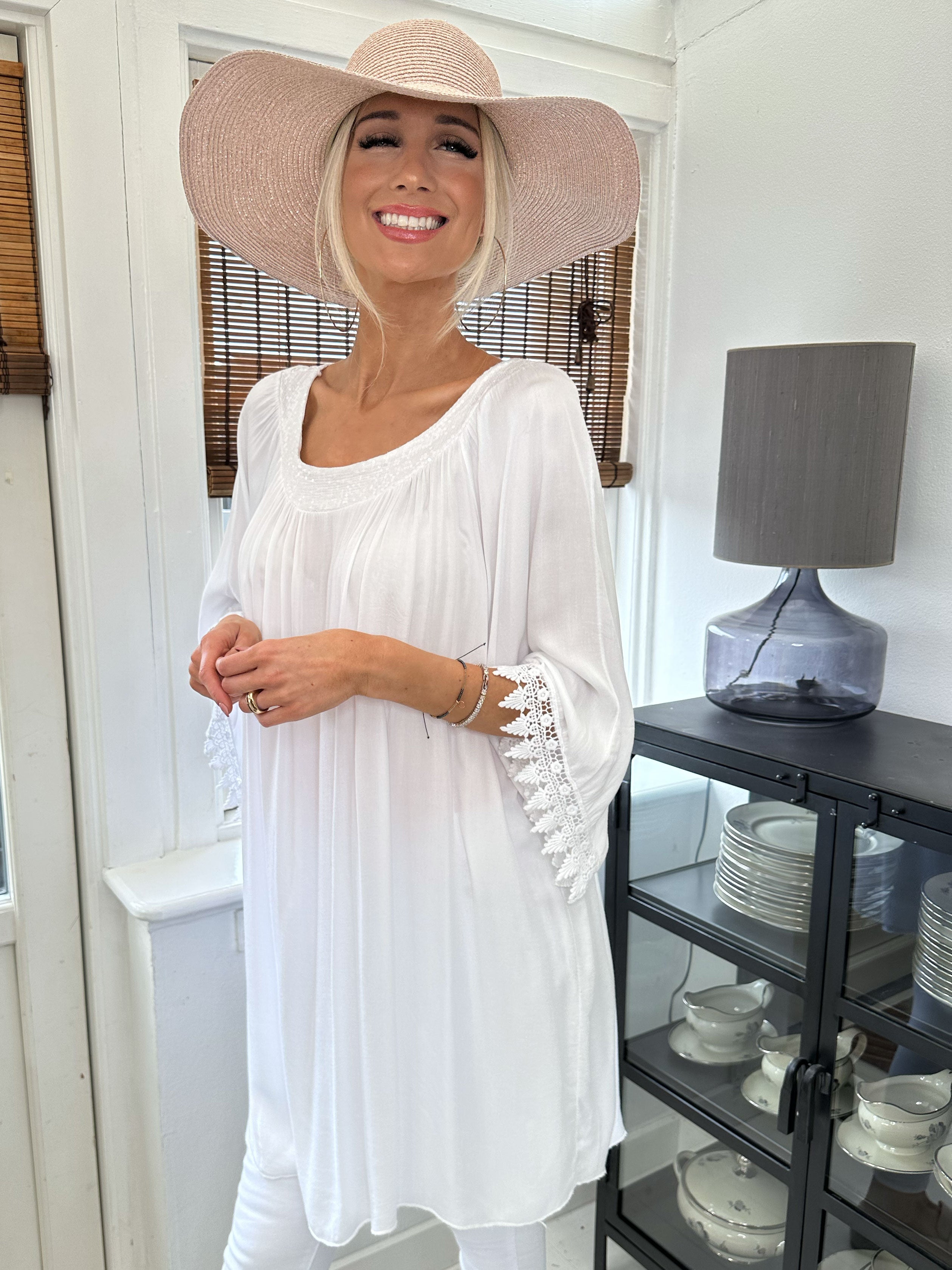 Dolores - Tunikaklänning med paljetter och broderier på ärmen