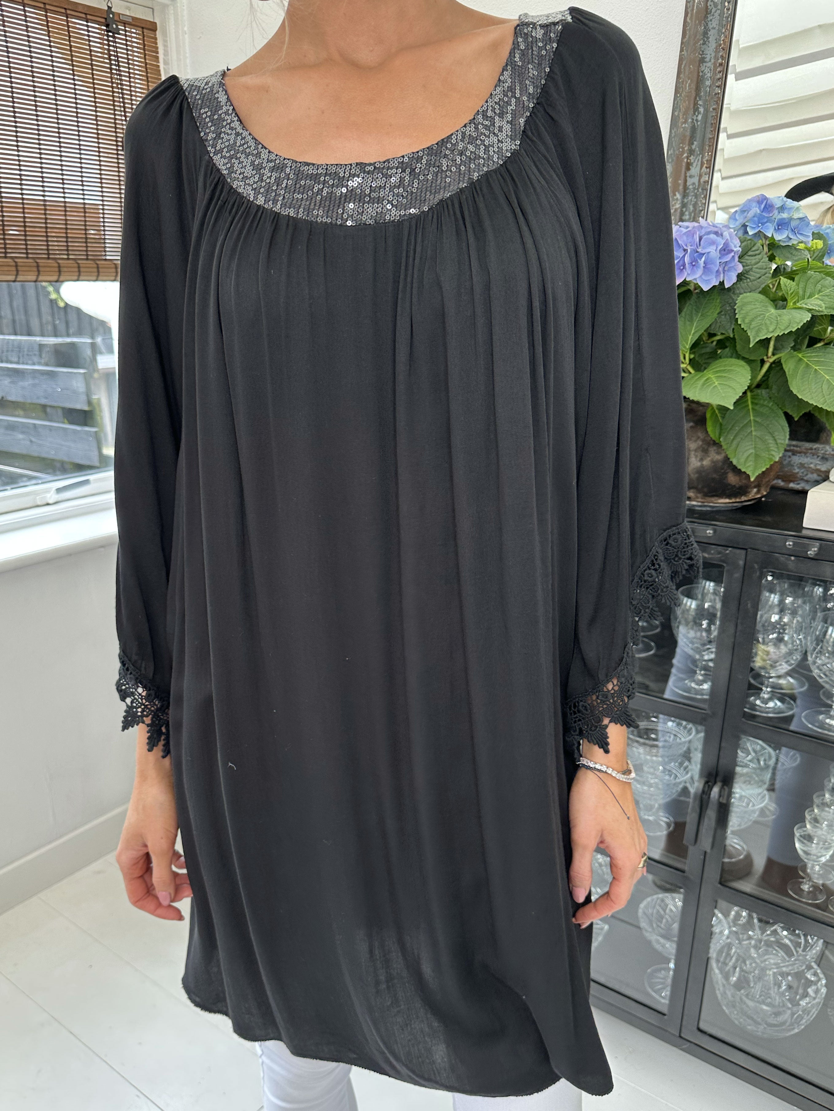 Dolores - Tunikaklänning med paljetter och broderier på ärmen