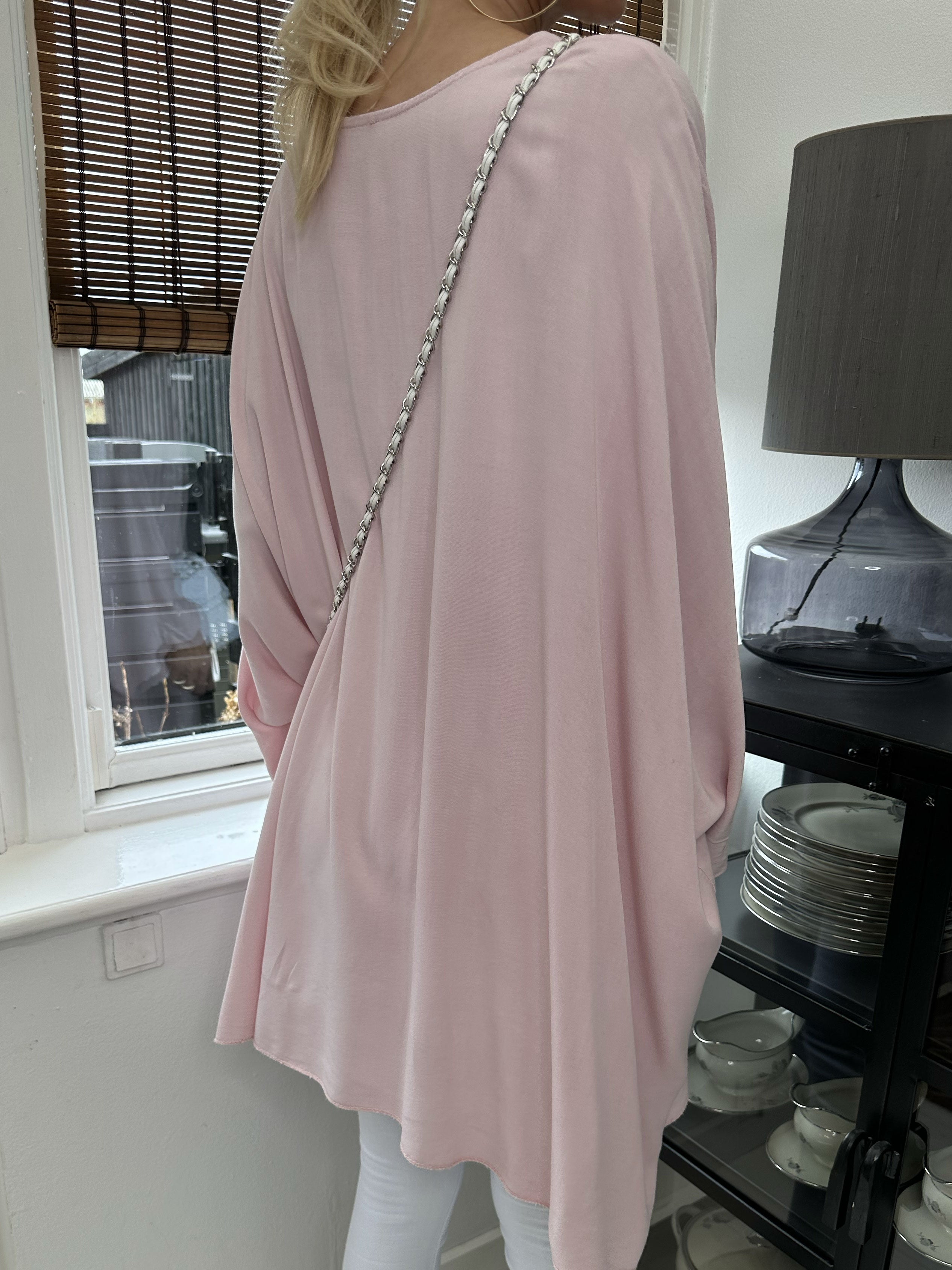 Flavia - T-shirt med silvertryck och fladdermusärmar