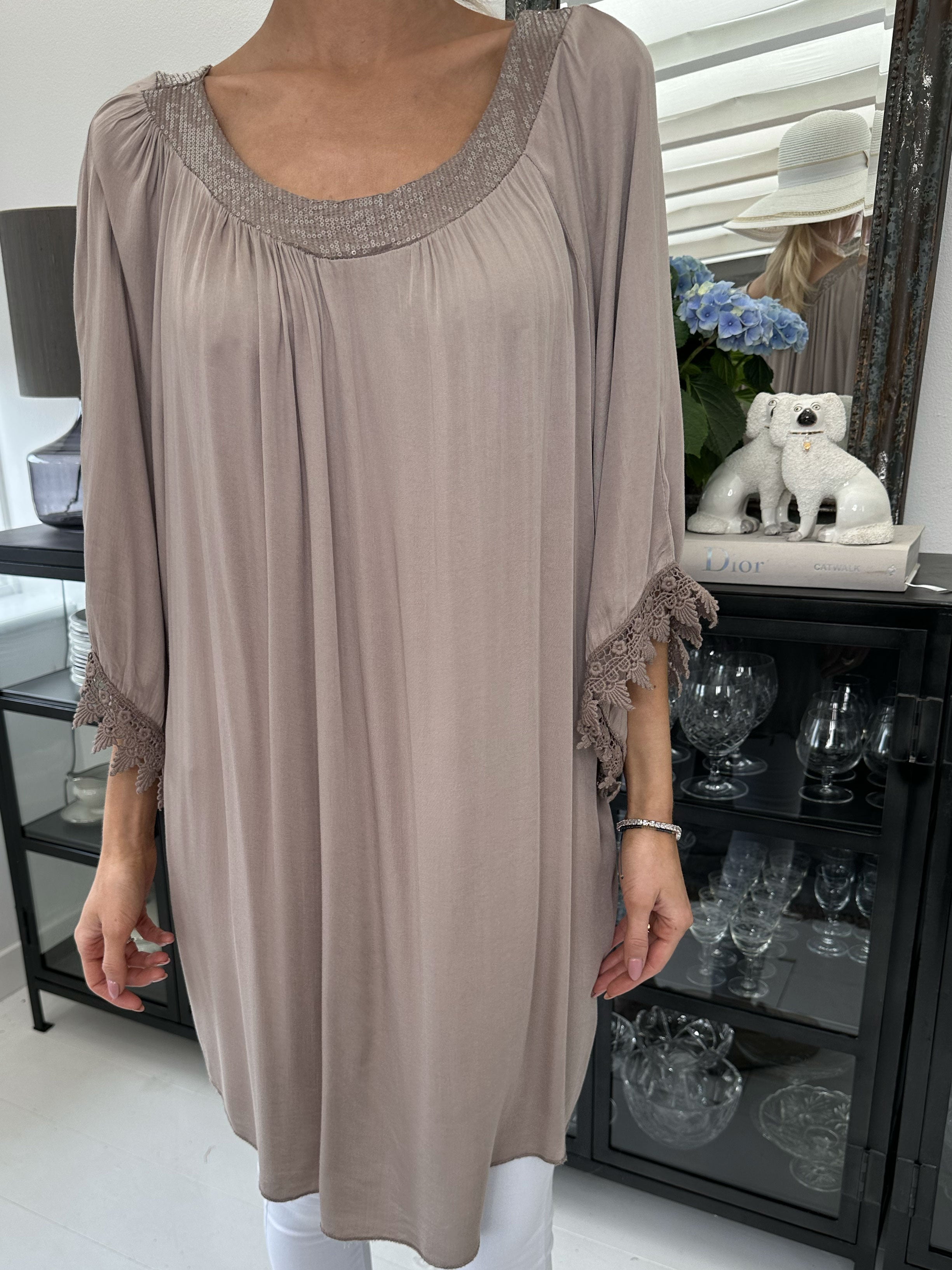 Dolores - Tunikaklänning med paljetter och broderier på ärmen